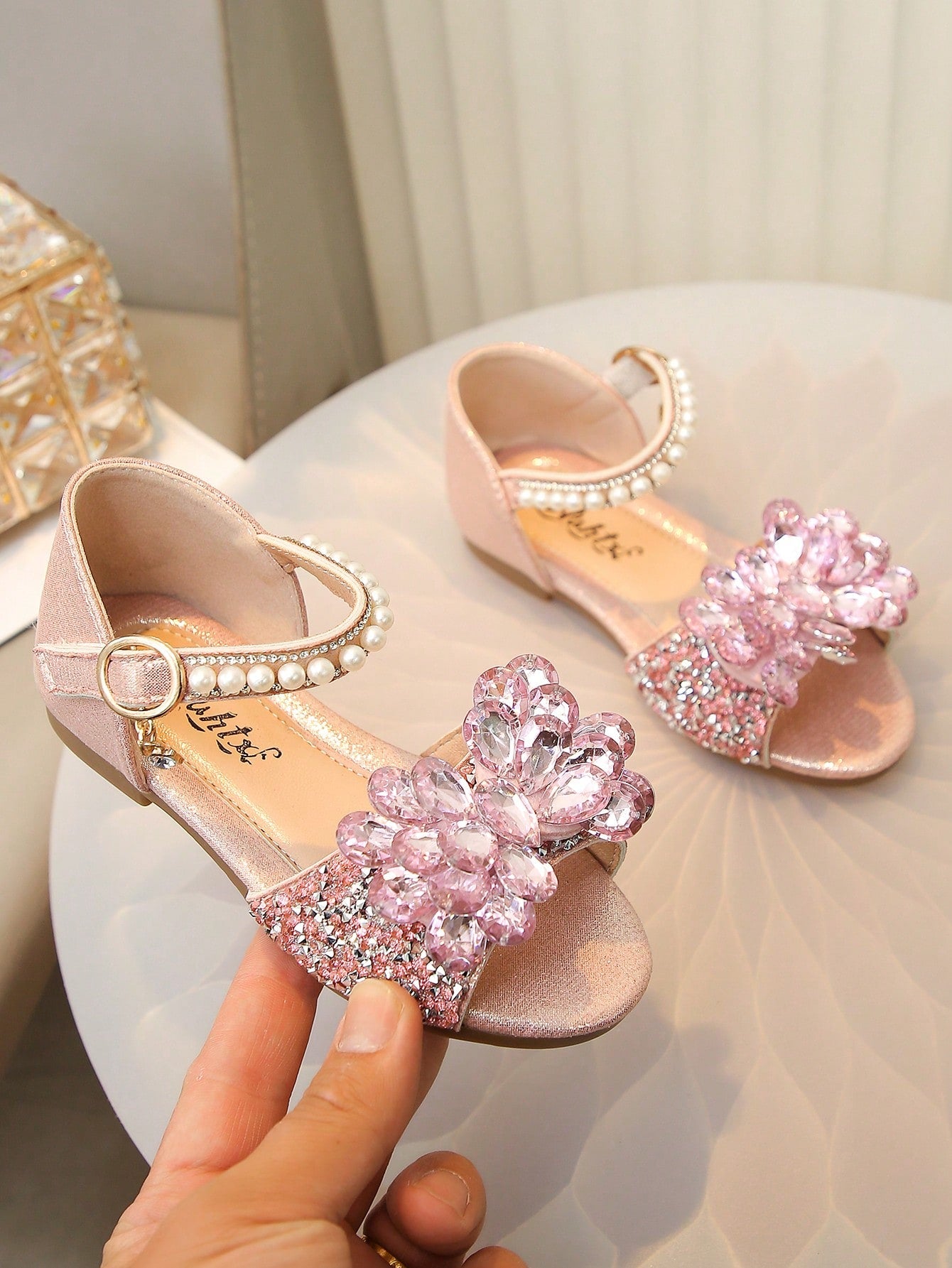 Vintage Style Girls Princess Sandals, French Sweetheart Design With Sparkling Rhinestone Bow And Pearl Strap, Suitable For Daily Outings And Personalized Outfits