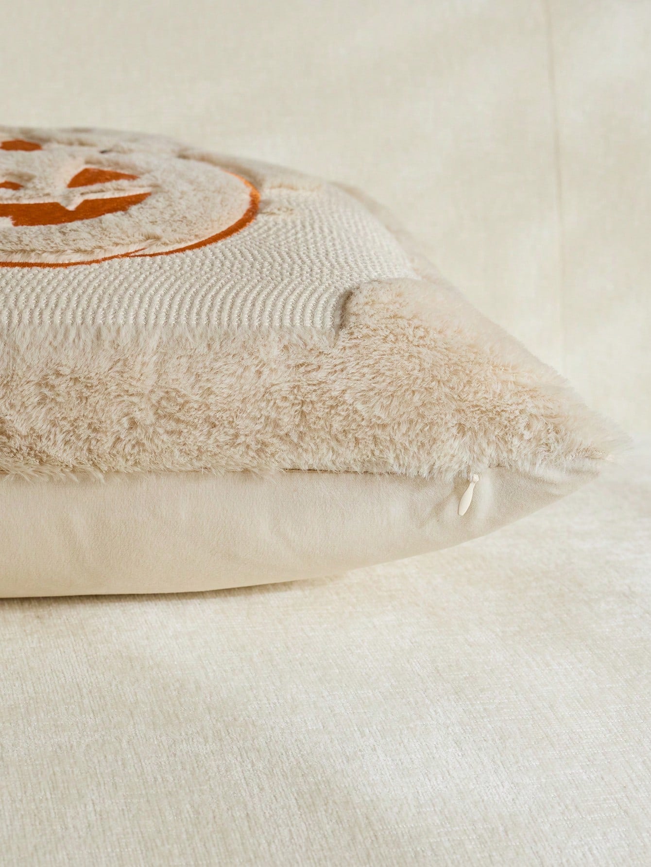1/2pcs Beige Halloween Cute Ghost Pumpkin Decorative Pillow Case, Front Quilted Ghost Pumpkin, Back Dutch Velvet Fabric, Square Cushion Cover, Holiday Home Pillowcase Decor, Soft Comfortable Velvet Fa
