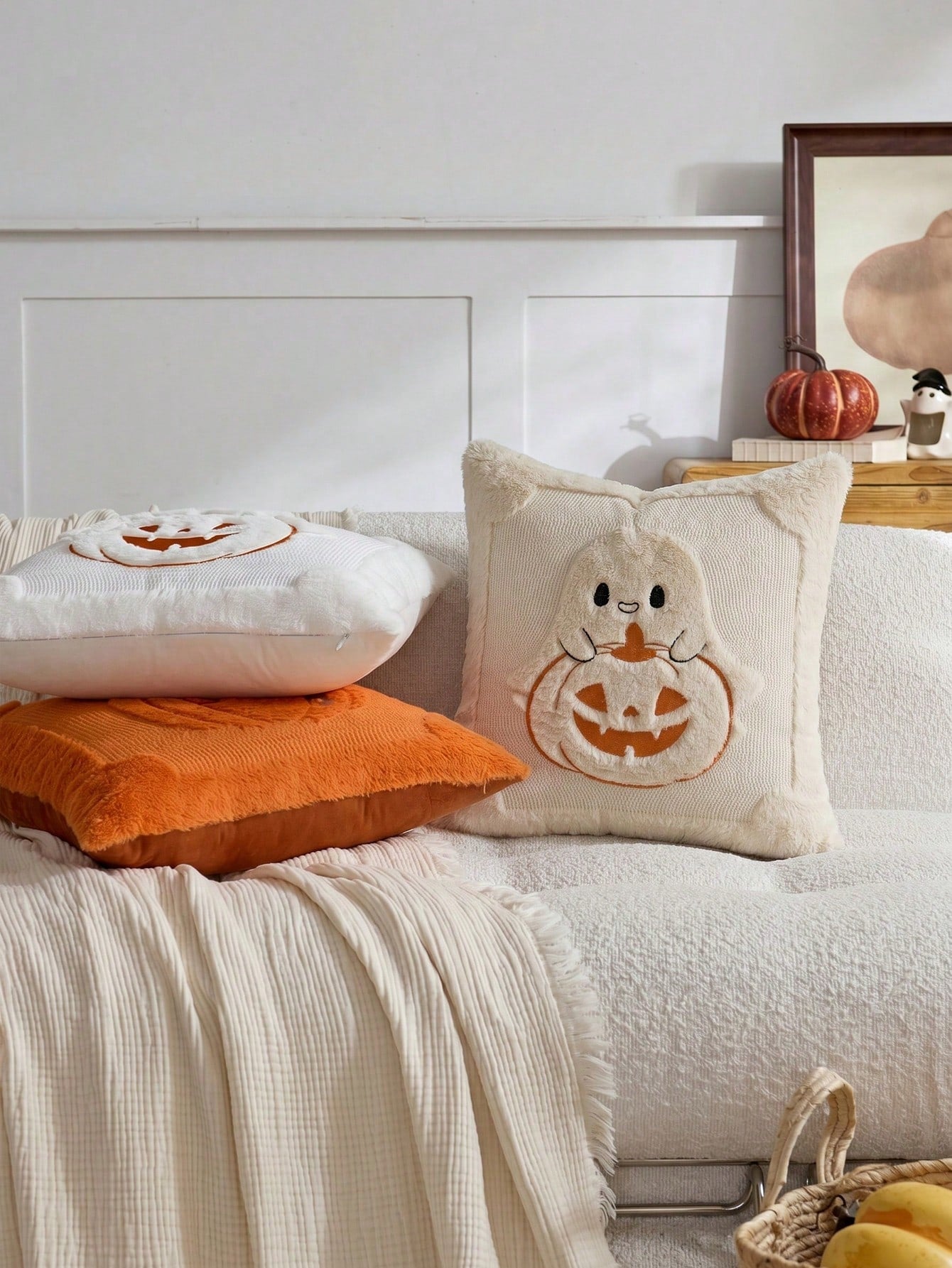 1/2pcs Beige Halloween Cute Ghost Pumpkin Decorative Pillow Case, Front Quilted Ghost Pumpkin, Back Dutch Velvet Fabric, Square Cushion Cover, Holiday Home Pillowcase Decor, Soft Comfortable Velvet Fa