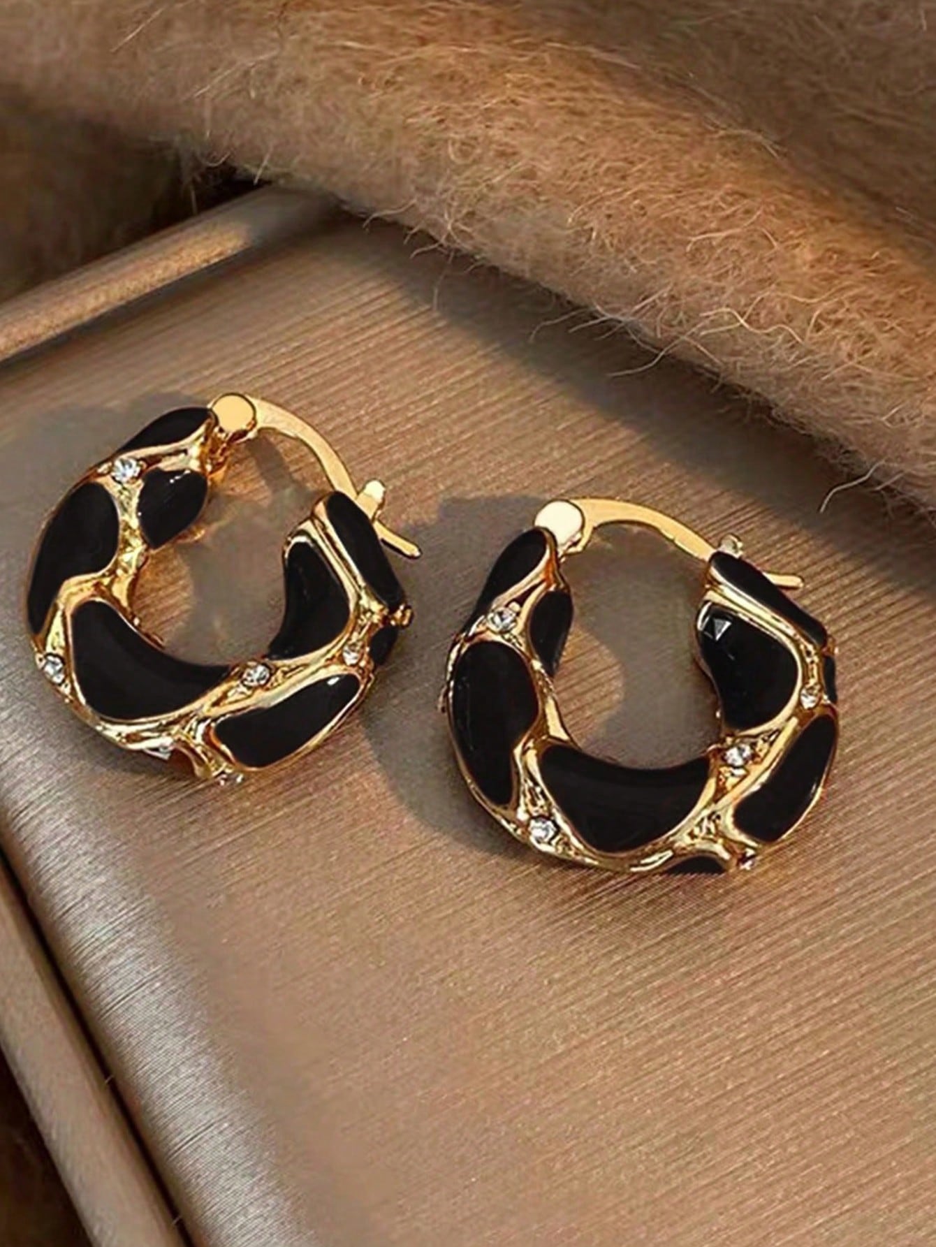 1 Pair Vintage French Elegant Versatile Luxurious High-End Fashionable Niche Personalized Circle Earrings, Essential For Women's Autumn/Winter Outfits