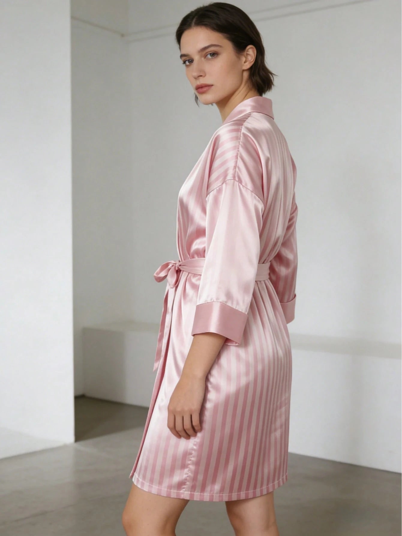 1 Pc Elegant Pink Satin Robe, Sexy Short Satin Silk Soft Sleepwear, Suitable For Bride, Bridesmaid, Home Use.