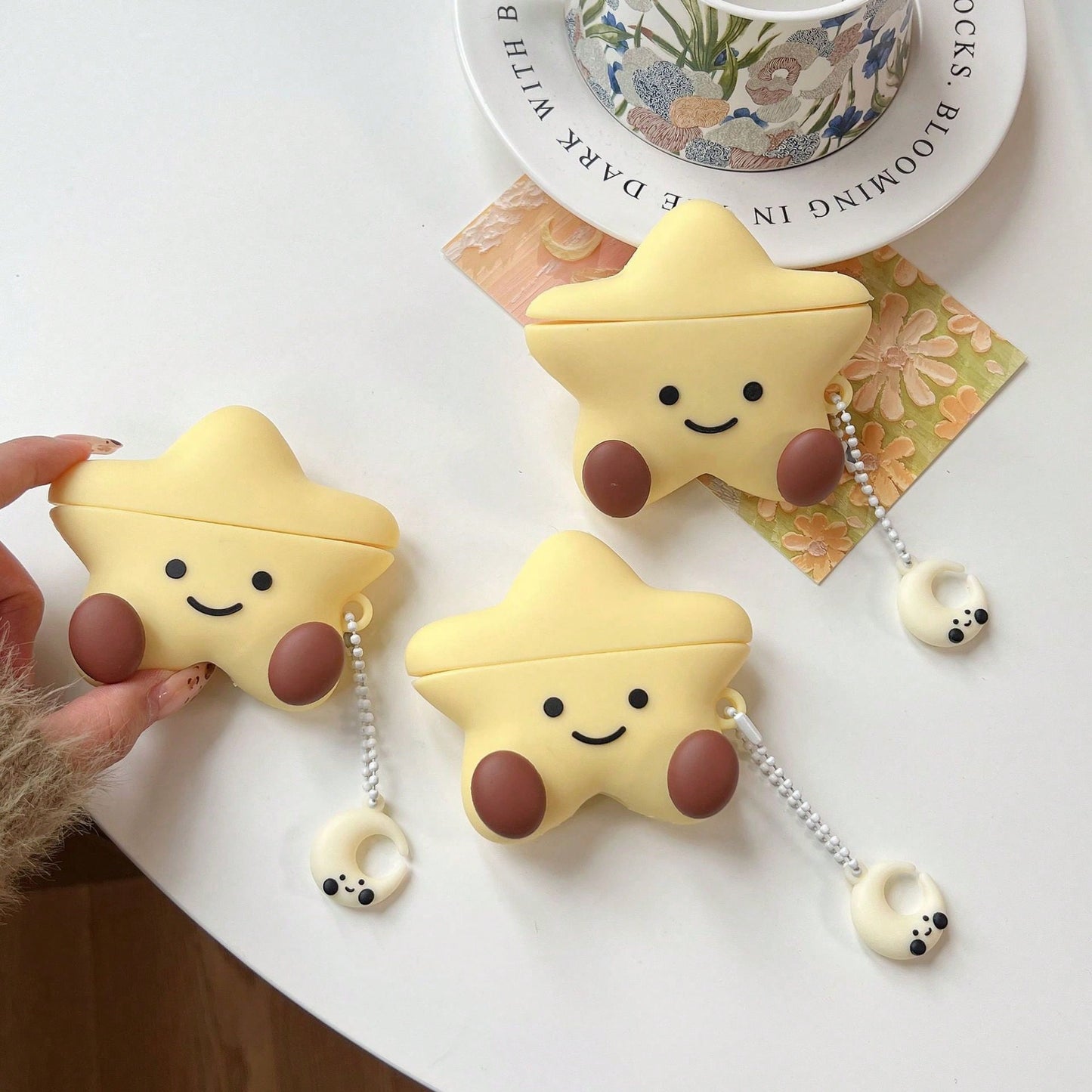 1 Piece Of Cute And Simple Silicone Five-Pointed Star Moon Smiling Face Apple Headset Protective Cover, Headset Protective Cover, With Key Chain, Compatible With Apple Headset Second-Generation Chargi