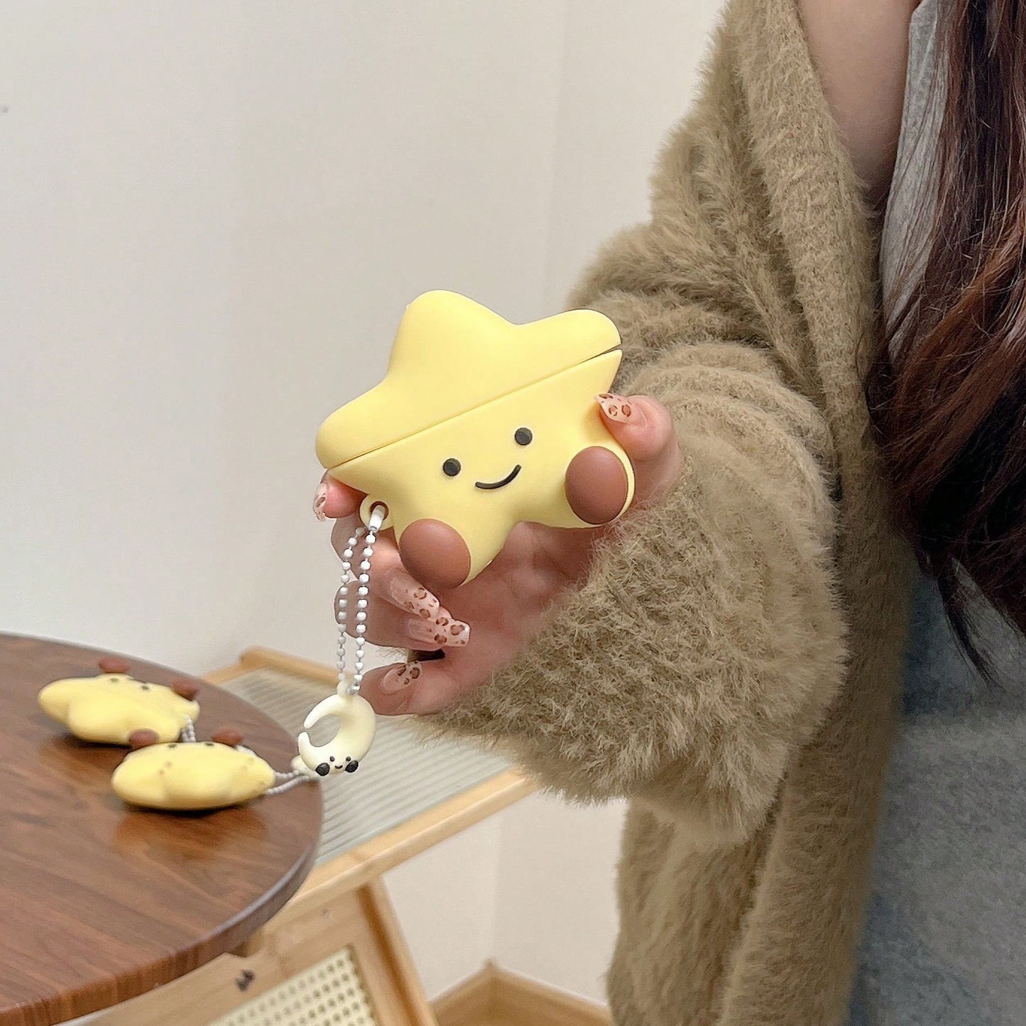 1 Piece Of Cute And Simple Silicone Five-Pointed Star Moon Smiling Face Apple Headset Protective Cover, Headset Protective Cover, With Key Chain, Compatible With Apple Headset Second-Generation Chargi