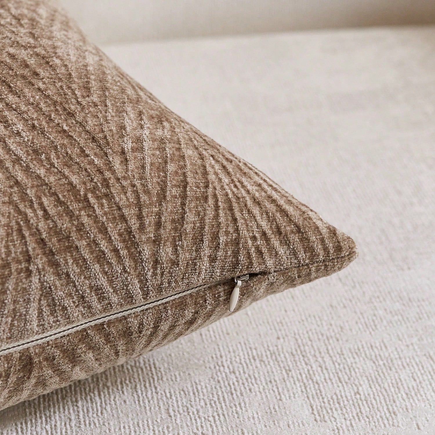 1pc Brown (Insert Not Included) Vintage 3D Leaf Texture Pillow Case, Fashionable Minimalist Farmhouse Chenille Soft Thick Cushion Cover, Suitable For Daily Home, Holiday Gift, Sofa, Bed, Living Room