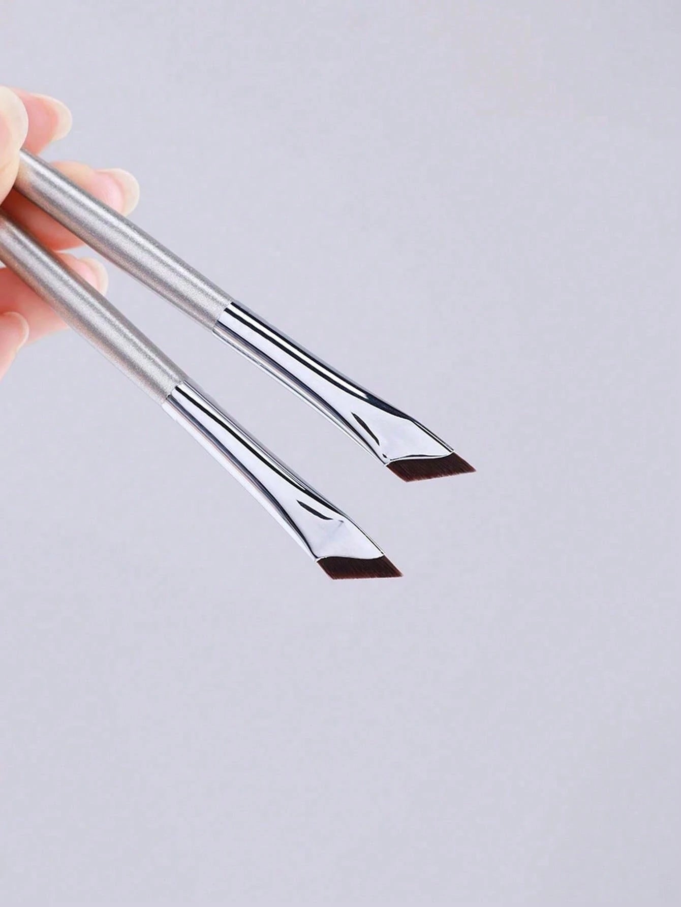1pc Eyeliner Brush With Ultra-Fine Angled Tip, Flat Angled Brow Brush, Precision Detail Brush, Suitable For Eye And Under-Eye Makeup,Eyebrow Brush,Eyeshadow Brush,Spoolie,Spoolie Brush,Giveaways