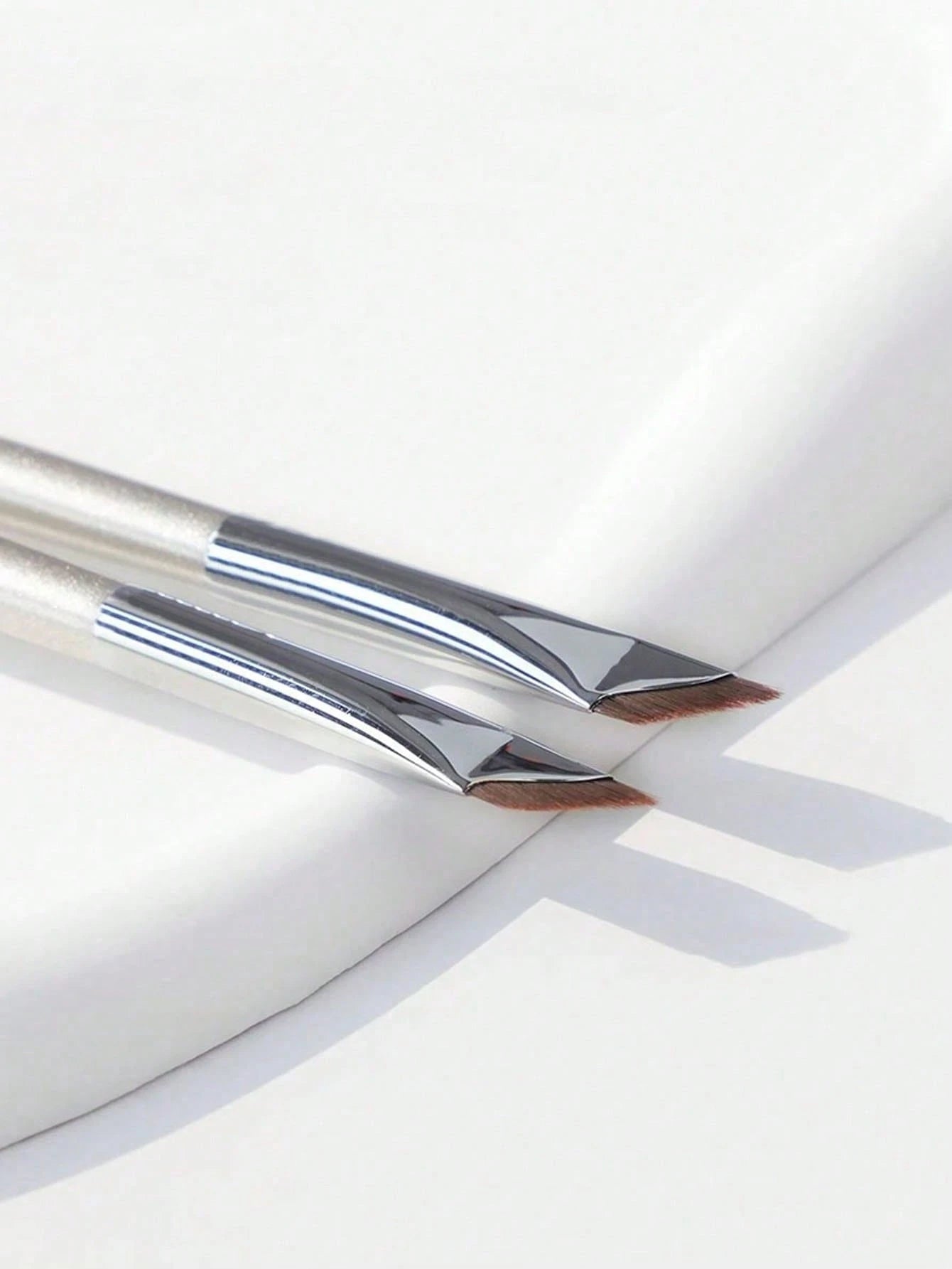 1pc Eyeliner Brush With Ultra-Fine Angled Tip, Flat Angled Brow Brush, Precision Detail Brush, Suitable For Eye And Under-Eye Makeup,Eyebrow Brush,Eyeshadow Brush,Spoolie,Spoolie Brush,Giveaways