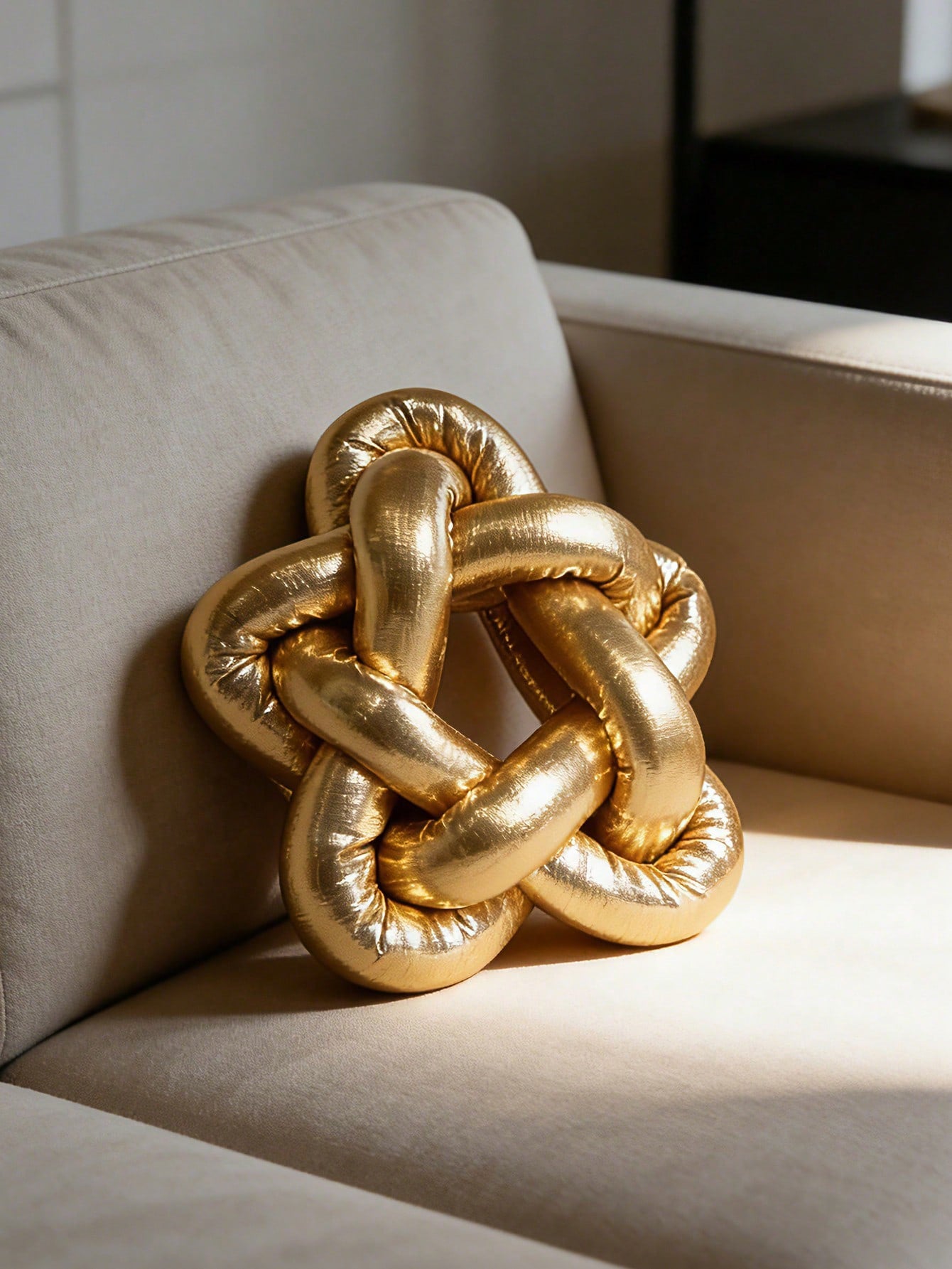 1pc Luxury Handmade Woven Star Shaped Decorative Pillow, Gold Foil Material, Suitable For Bedroom, Living Room High-End Soft Decor, 2 Sizes Available