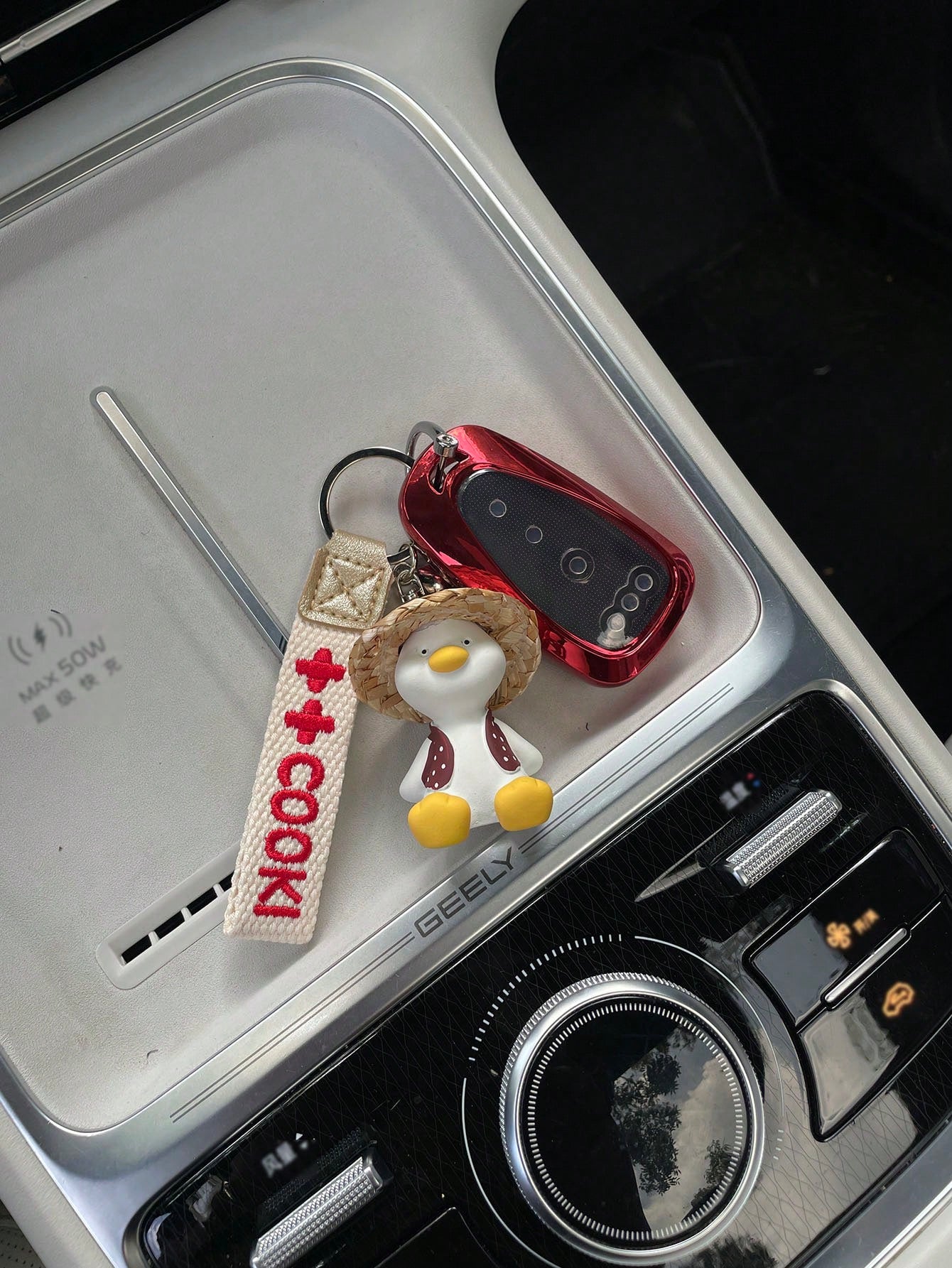 1pc New Chevrolet Malibu XL Anti-Leak Key Cover, Pathfinder Car Remote Key Case, Cartoon Straw Hat Duck Keychain, Exquisite Key Decoration Chain, Chevrolet Key Cover Suitable For Equinox 2019, Malibu