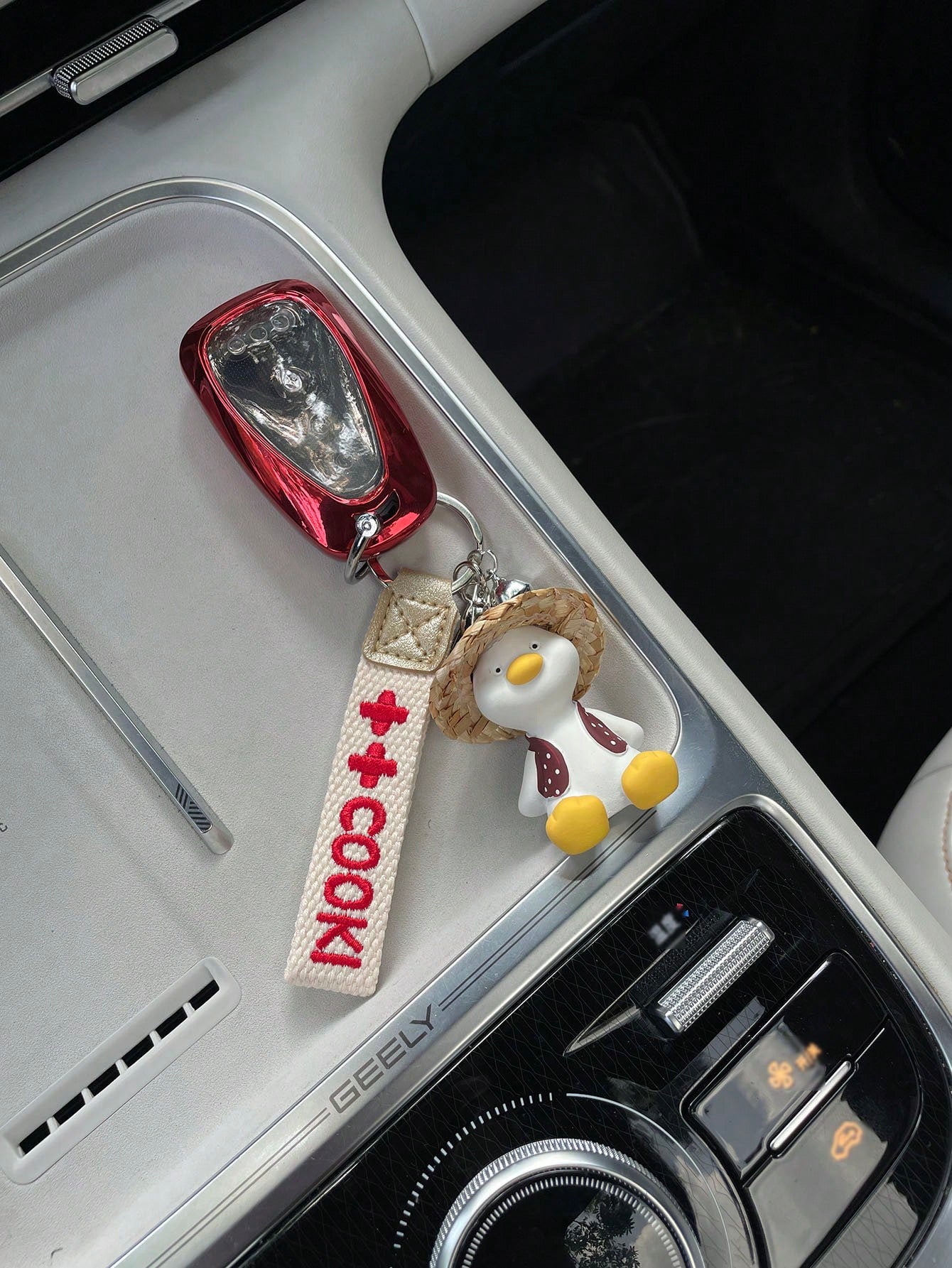 1pc New Chevrolet Malibu XL Anti-Leak Key Cover, Pathfinder Car Remote Key Case, Cartoon Straw Hat Duck Keychain, Exquisite Key Decoration Chain, Chevrolet Key Cover Suitable For Equinox 2019, Malibu