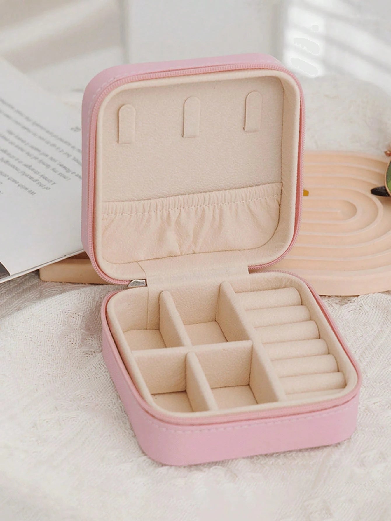 1pc Portable Jewelry Case Small Jewelry Boxes For Women Simple Home Jewelry Organizer Travel Organizer Fine Mini Storage Box For Earrings Jewelry Zipper Case For Earrings Rings Necklaces Bracelets Por