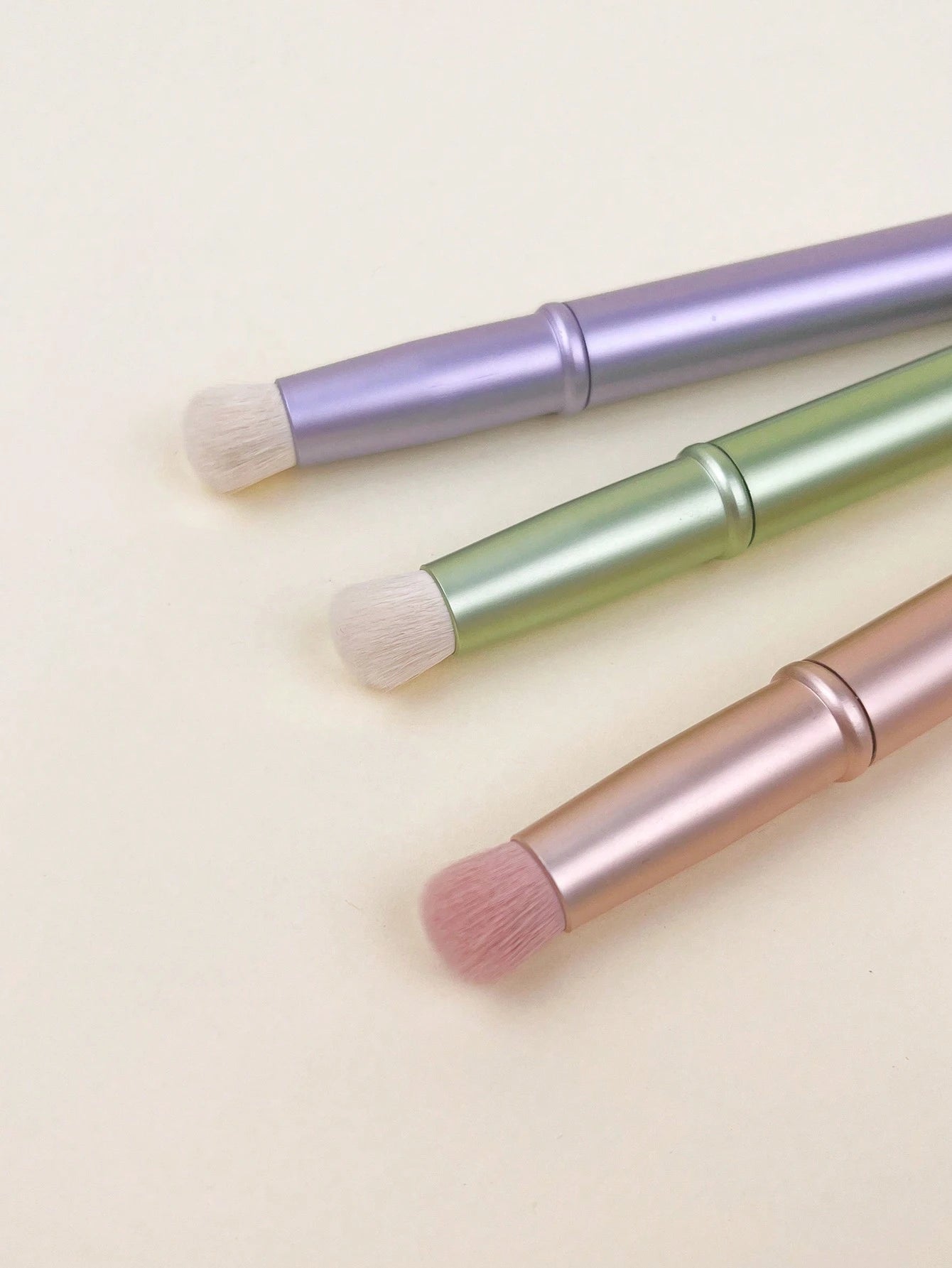 1pc Reusable Silicone Lip Brush, Soft And Flexible With Cover, Dual-Ended Makeup Brush For Lipstick, Eyeshadow And Highlighter, Mini Portable Lip Brush, Blending Brush Cosmetic Tool,Giveaways