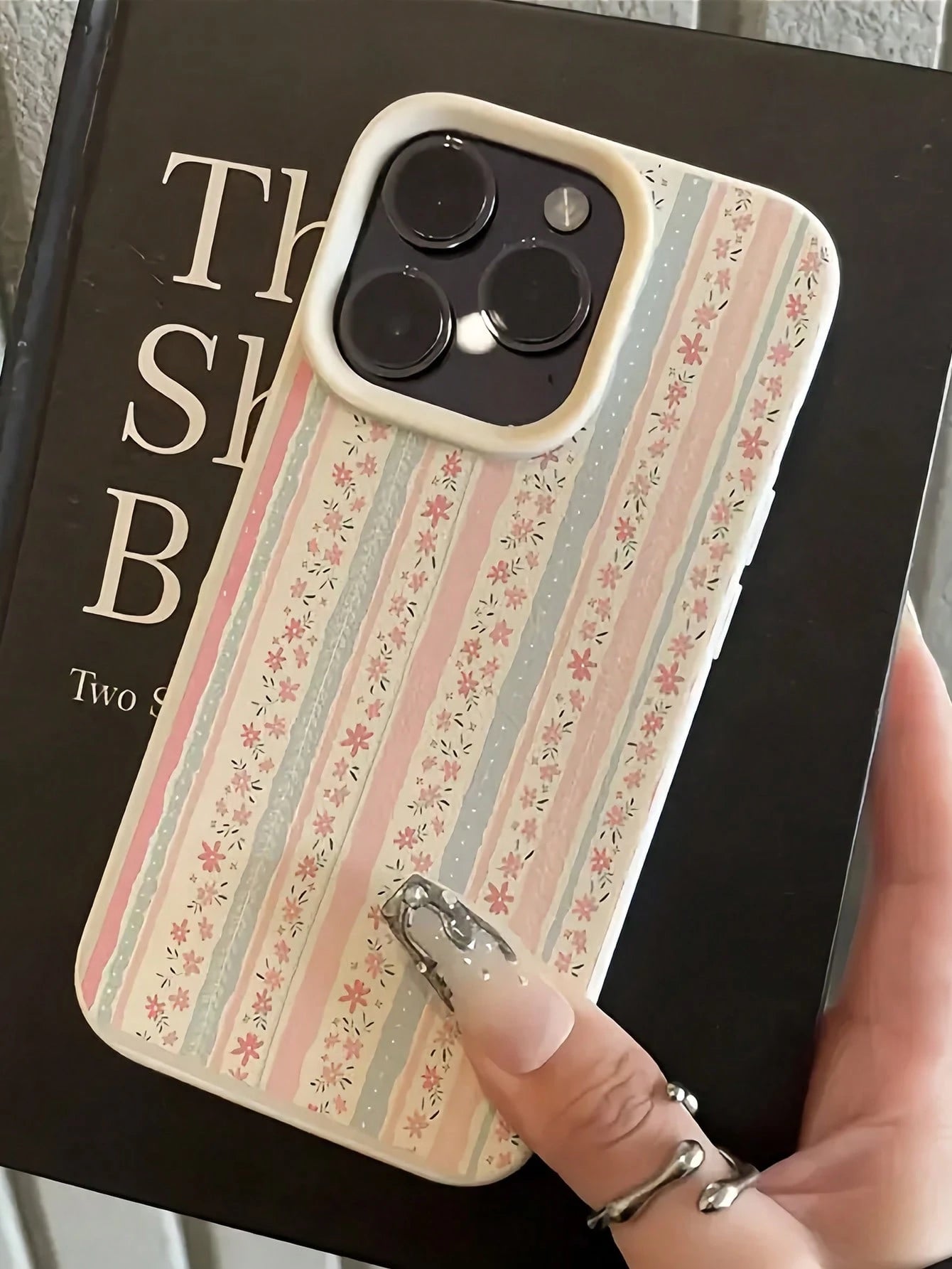 1pc Striped Minimalist Pattern TPU Shockproof White Floral Blue Pink Fashion Phone Case Compatible With Apple 16 15 14 13 12 11 Pro Max Series International Version Spring Birthday Gift