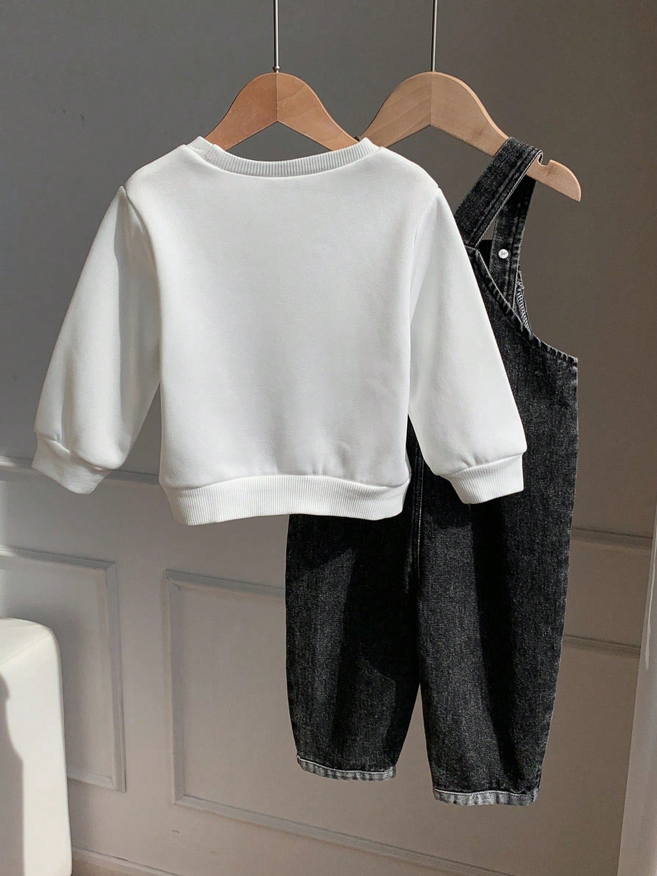 2pcs/Set Baby Boy White Sweatshirt And Black Denim Overalls Set, Autumn/Winter White Sweatshirt And Denim Dungarees Outfit, Cute Infant Jumpsuit Set