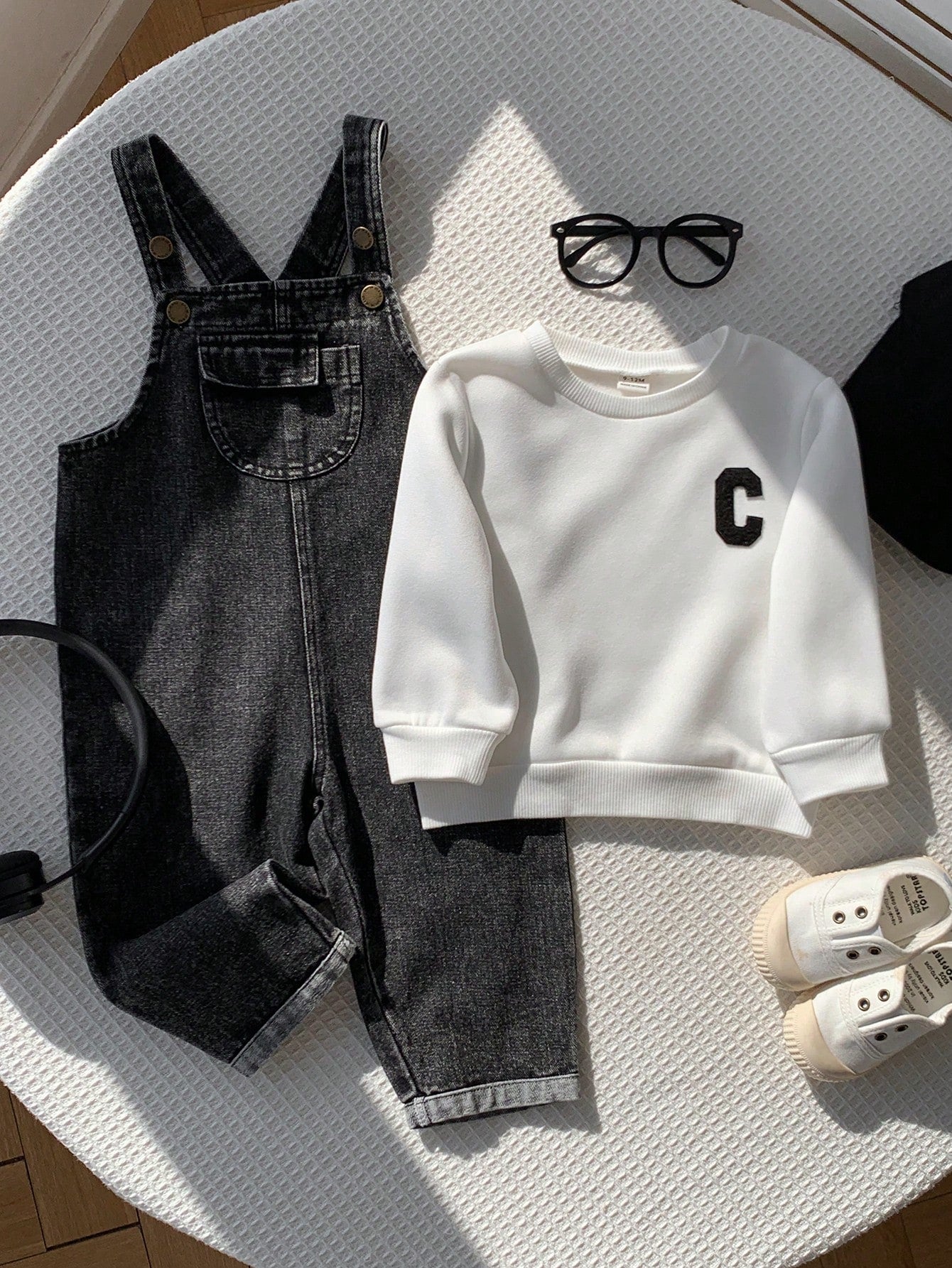 2pcs/Set Baby Boy White Sweatshirt And Black Denim Overalls Set, Autumn/Winter White Sweatshirt And Denim Dungarees Outfit, Cute Infant Jumpsuit Set