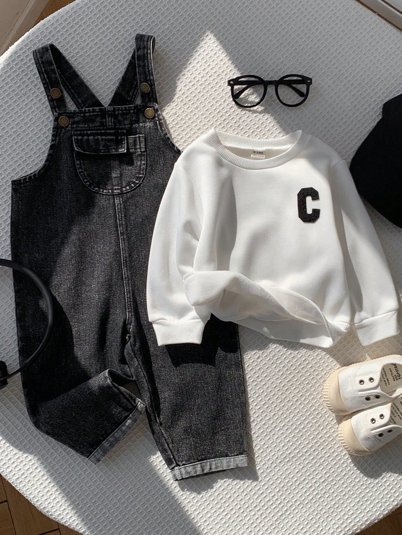 2pcs/Set Baby Boy White Sweatshirt And Black Denim Overalls Set, Autumn/Winter White Sweatshirt And Denim Dungarees Outfit, Cute Infant Jumpsuit Set