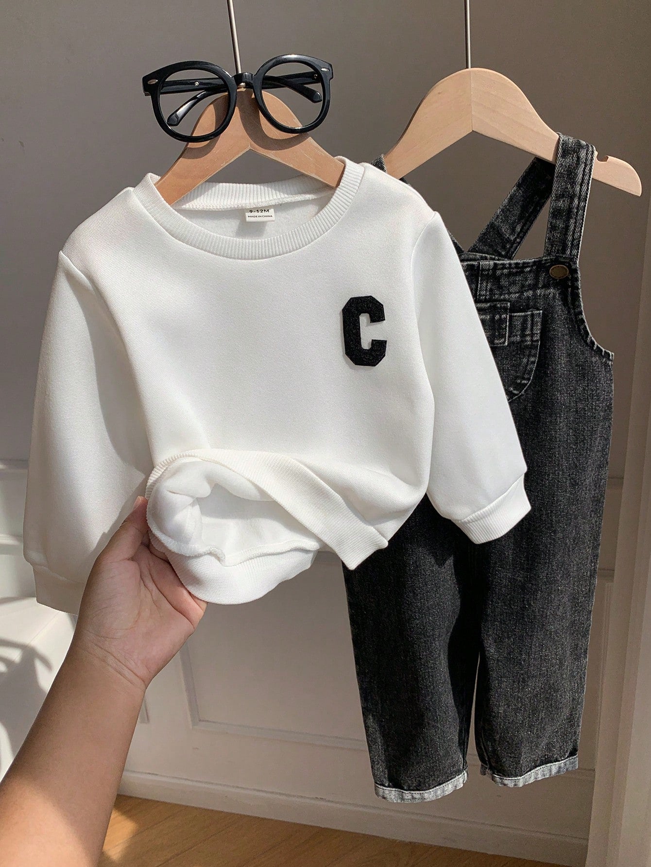 2pcs/Set Baby Boy White Sweatshirt And Black Denim Overalls Set, Autumn/Winter White Sweatshirt And Denim Dungarees Outfit, Cute Infant Jumpsuit Set