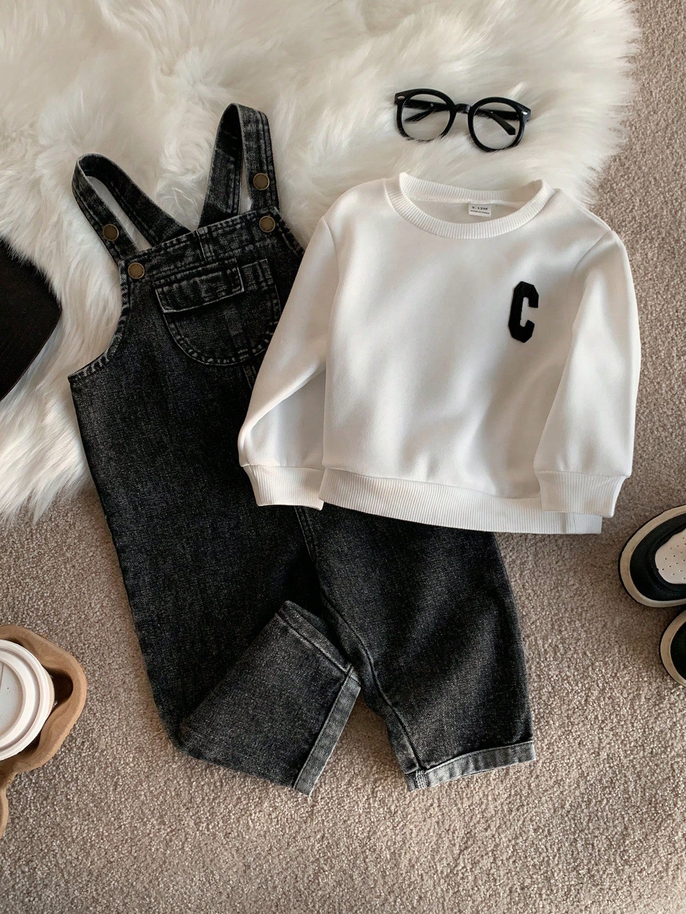 2pcs/Set Baby Boy White Sweatshirt And Black Denim Overalls Set, Autumn/Winter White Sweatshirt And Denim Dungarees Outfit, Cute Infant Jumpsuit Set