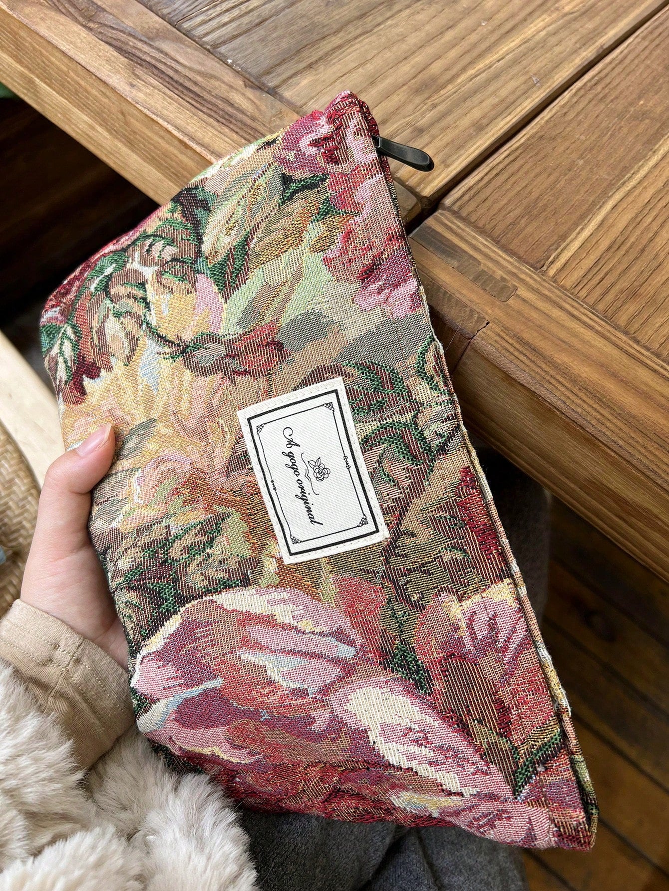 AGG Oil Painting Style Red Large Women's Makeup Bag, Inner Bag, Portable Travel Toiletry Bag, Handbag, Multi-Functional Skincare Storage Bag, Women's Sanitary Pad Storage Bag, Gift For Mom And Girlfri