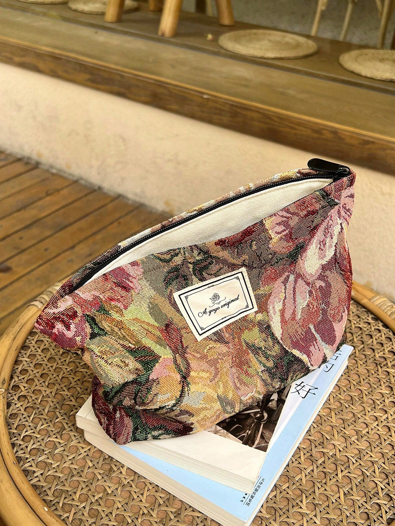 AGG Oil Painting Style Red Large Women's Makeup Bag, Inner Bag, Portable Travel Toiletry Bag, Handbag, Multi-Functional Skincare Storage Bag, Women's Sanitary Pad Storage Bag, Gift For Mom And Girlfri