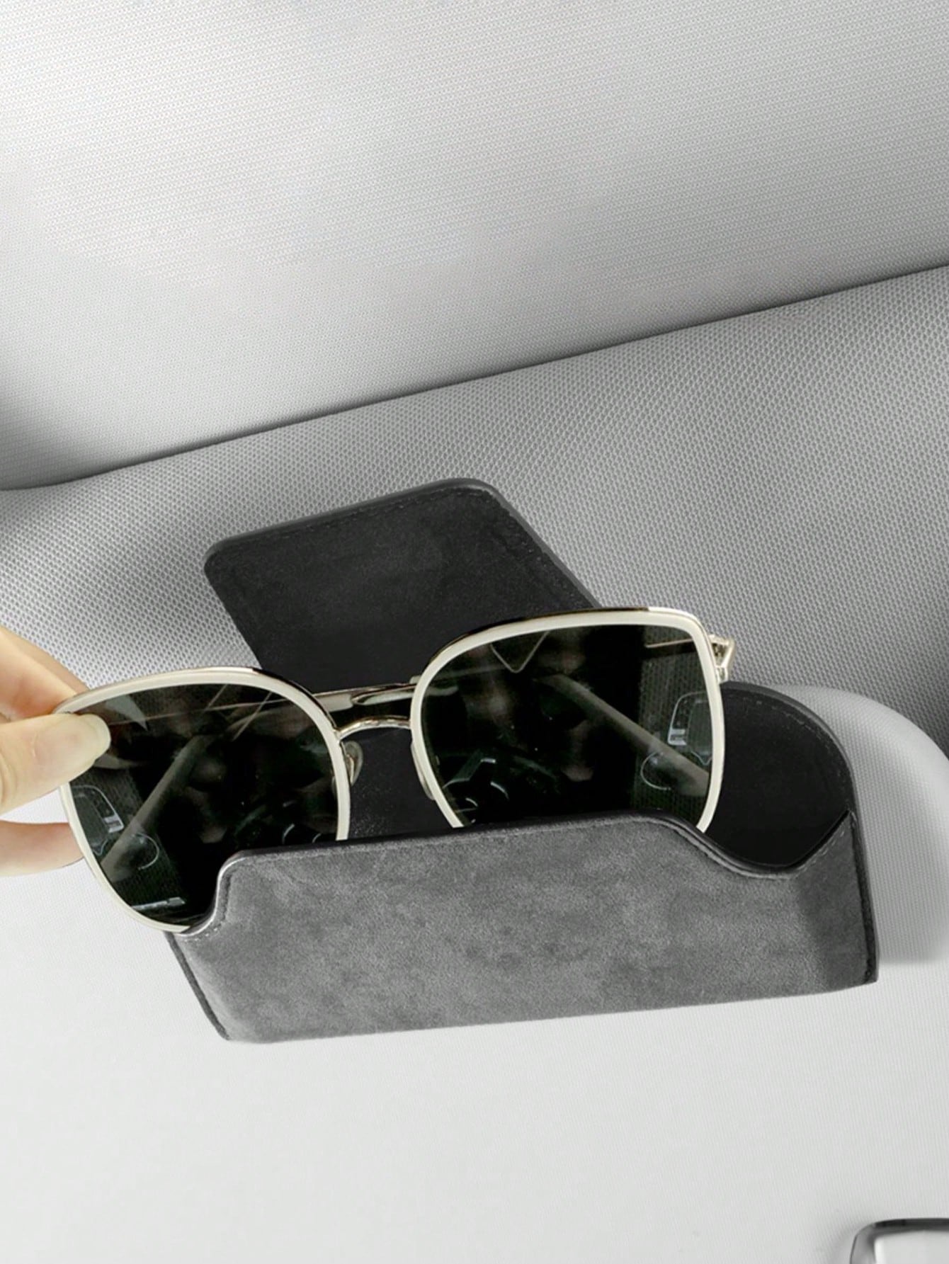 Car Sun Visor Glasses Holder, Suede-Like Microfiber Fashion Glasses Clip, Flip Cover Design, One-Hand Operation, Fits Most Car Sun Visors, Anti-Scratch Glasses Storage Organizer Box, Car Glasses Case