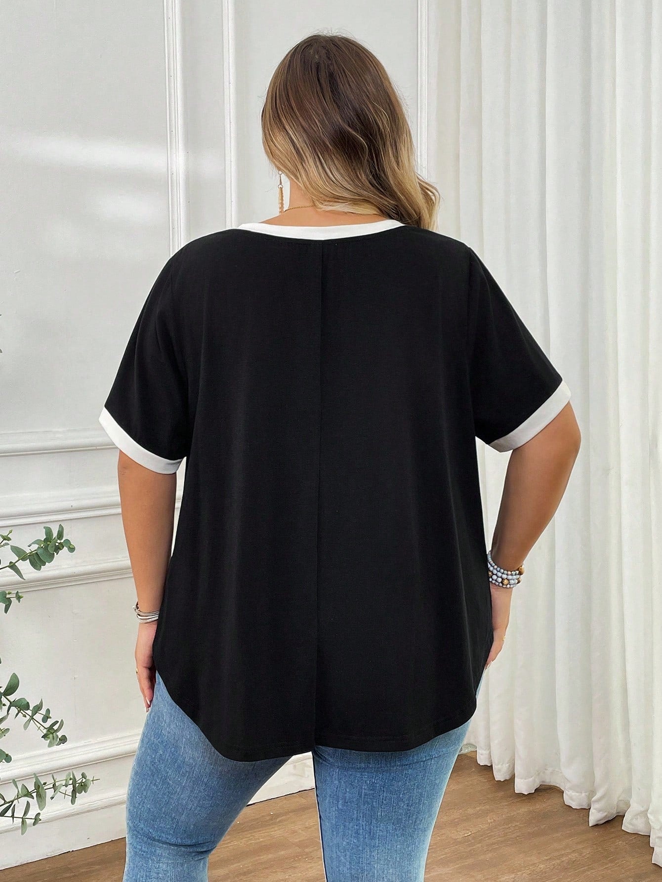 CURVE+ Plus Size Women's V-Neck Short Sleeved Casual Elegant T-Shirt, Black And White Color Scheme Summer Country Beach Semi Formal Bussines Vacation Wear