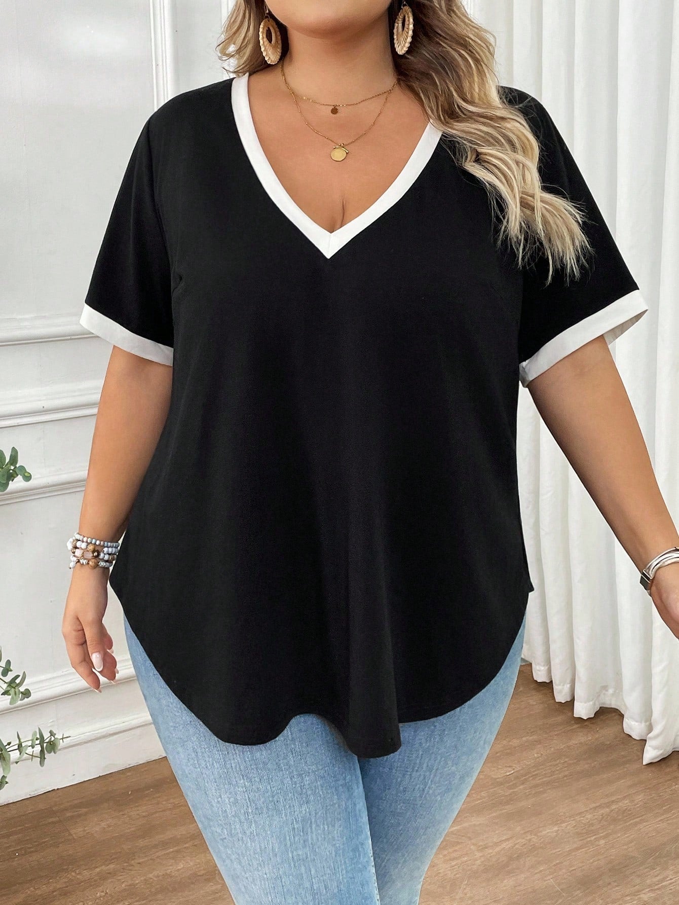 CURVE+ Plus Size Women's V-Neck Short Sleeved Casual Elegant T-Shirt, Black And White Color Scheme Summer Country Beach Semi Formal Bussines Vacation Wear