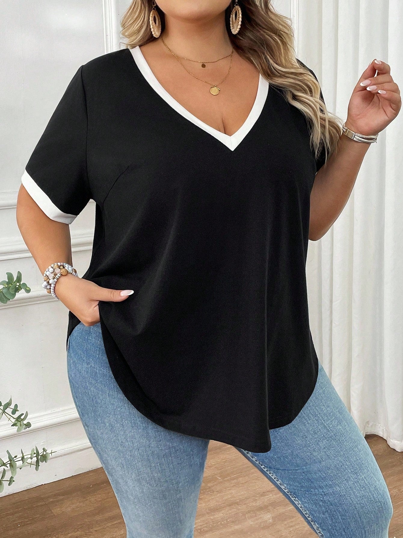 CURVE+ Plus Size Women's V-Neck Short Sleeved Casual Elegant T-Shirt, Black And White Color Scheme Summer Country Beach Semi Formal Bussines Vacation Wear