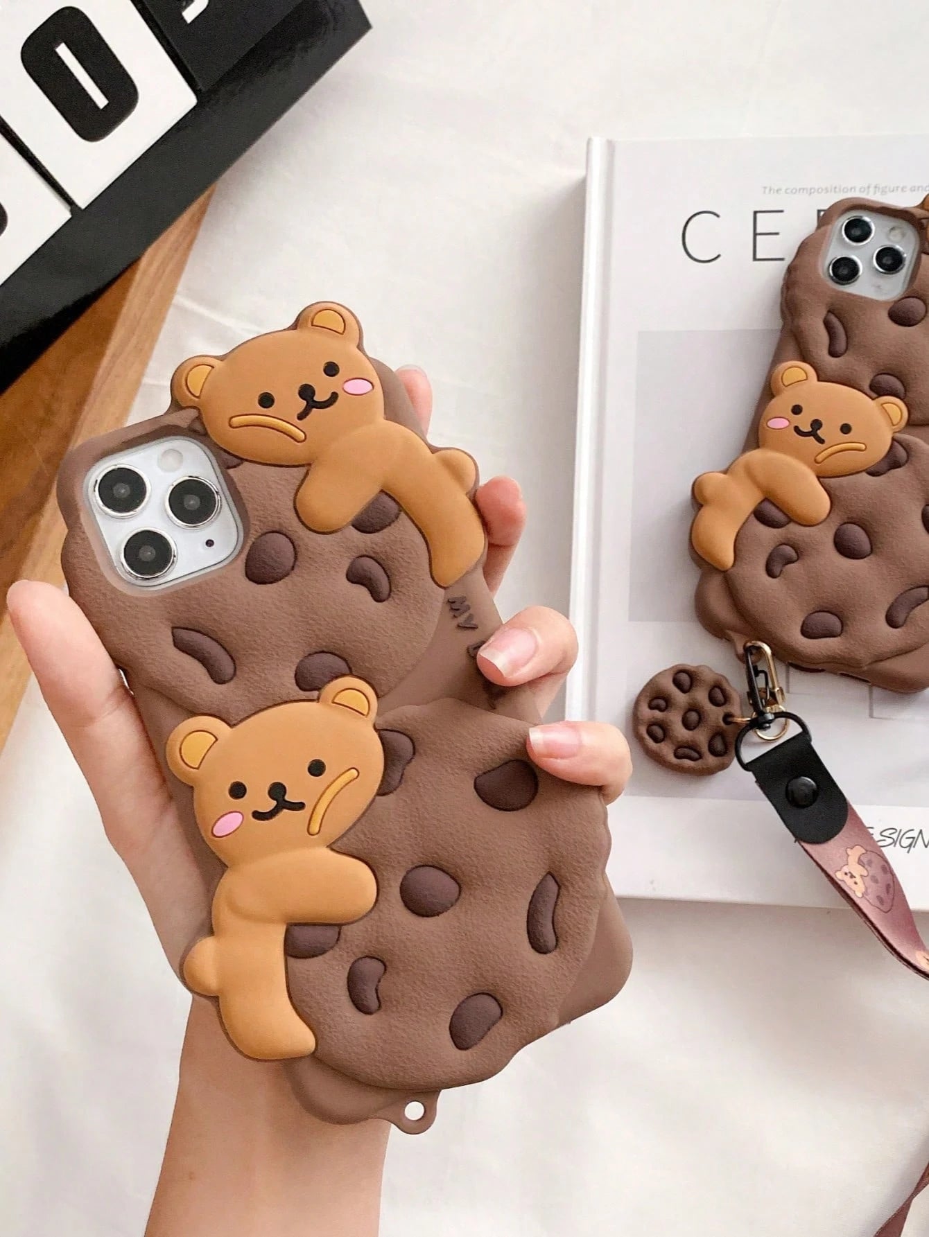 Cute 3D Teddy Bear Element Novelty Case Cartoon Cookie Teddy Bear With Lanyard Holder, Stripe Clothe Teddy, Teddy Bow, Birthday Hat, Tulip Teddy Phone Case Compatible With APPLE 13/14/11/12/16/15 Pro