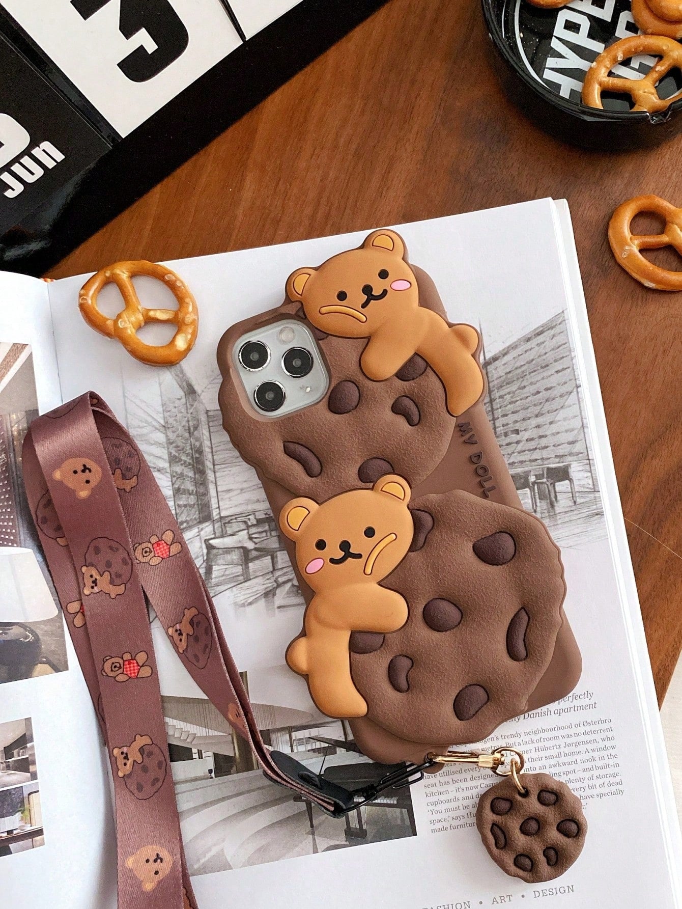 Cute 3D Teddy Bear Element Novelty Case Cartoon Cookie Teddy Bear With Lanyard Holder, Stripe Clothe Teddy, Teddy Bow, Birthday Hat, Tulip Teddy Phone Case Compatible With APPLE 13/14/11/12/16/15 Pro