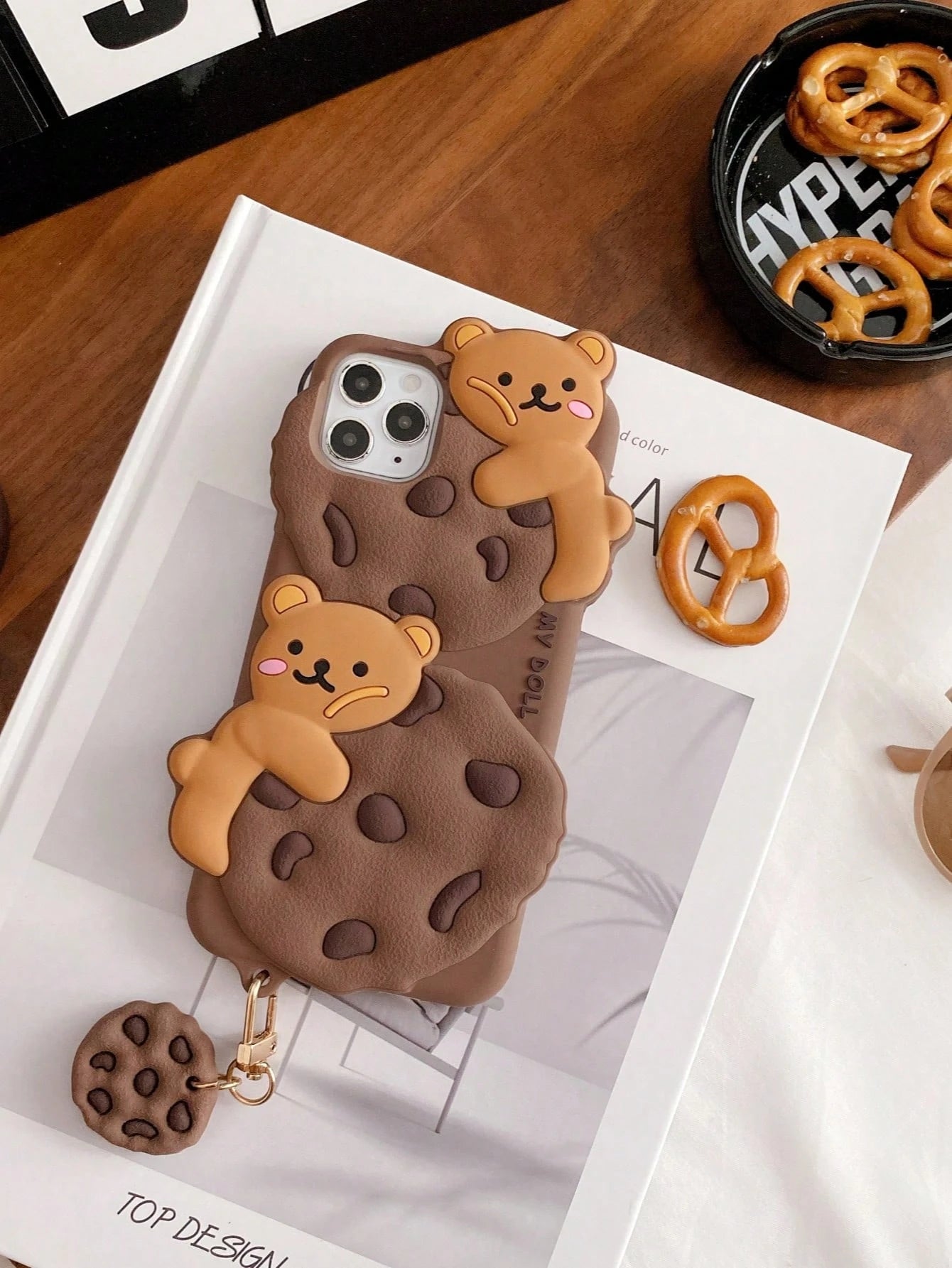 Cute 3D Teddy Bear Element Novelty Case Cartoon Cookie Teddy Bear With Lanyard Holder, Stripe Clothe Teddy, Teddy Bow, Birthday Hat, Tulip Teddy Phone Case Compatible With APPLE 13/14/11/12/16/15 Pro