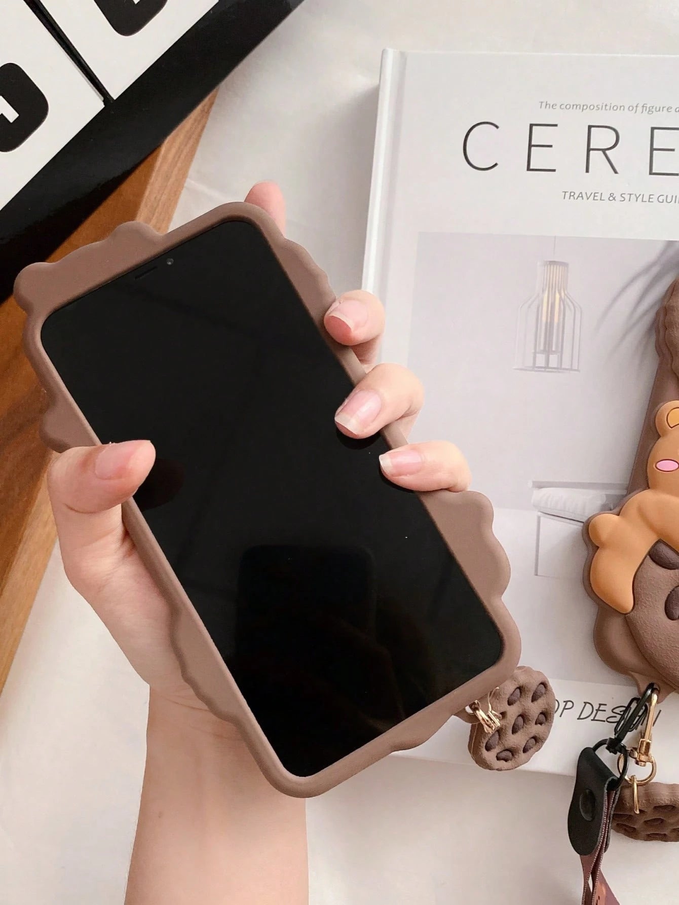 Cute 3D Teddy Bear Element Novelty Case Cartoon Cookie Teddy Bear With Lanyard Holder, Stripe Clothe Teddy, Teddy Bow, Birthday Hat, Tulip Teddy Phone Case Compatible With APPLE 13/14/11/12/16/15 Pro