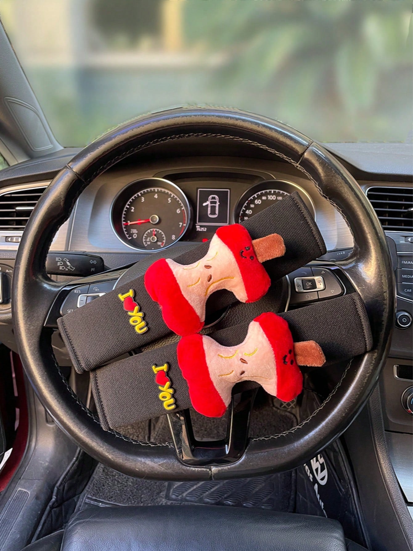 Cute Apple Core Seat Belt Shoulder Pad I LOVE YOU Embroidered Couple Car Seat Belt Anti-Chafing Protective Cover Car Interior Decoration Funny Apple Core Seat Belt Shoulder Pad