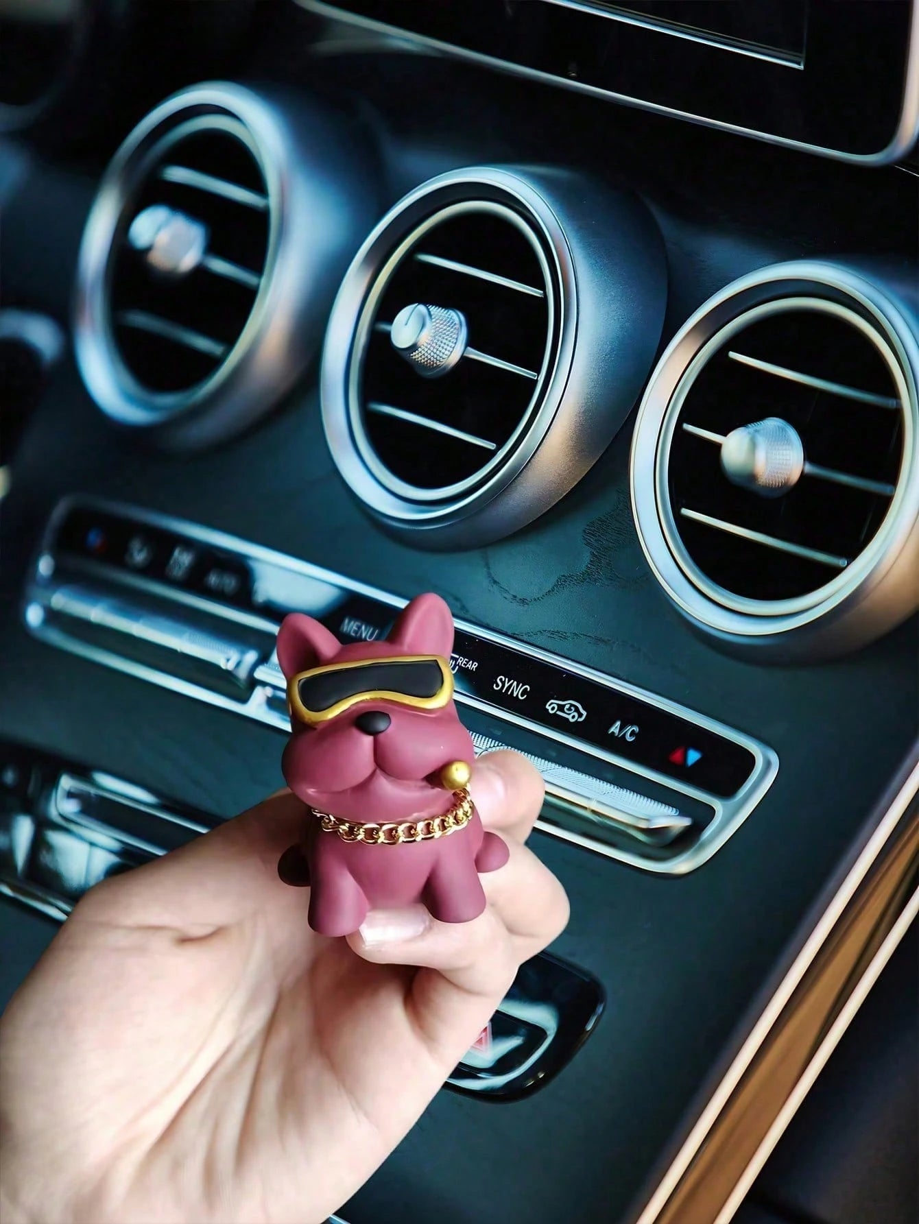 Cute Resin Bulldog Car Decoration With Gold Chain And Glasses – Fun Dashboard Ornament For Dog Lovers, Humorous Car Interior Accessory, Lightweight Easy To Install, Perfect Gift For Male And Female Dr