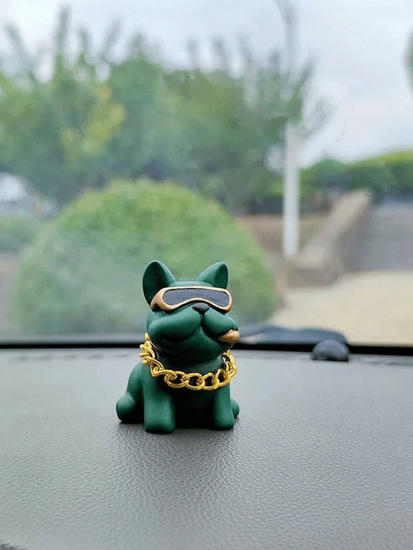 Cute Resin Bulldog Car Decoration With Gold Chain And Glasses – Fun Dashboard Ornament For Dog Lovers, Humorous Car Interior Accessory, Lightweight Easy To Install, Perfect Gift For Male And Female Dr