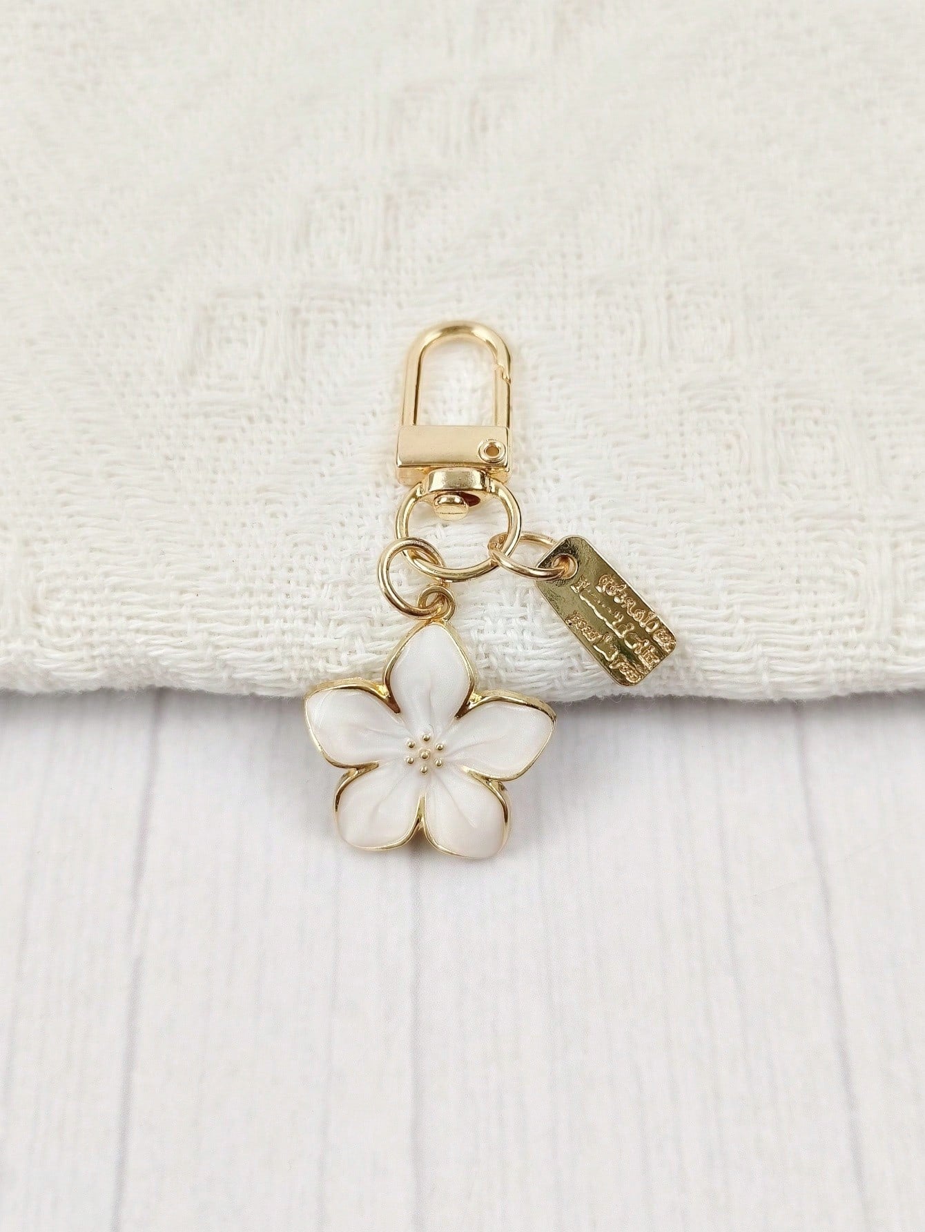 HAILIAN 1pc Metal Sakura Flower Keychain, Lightweight And Graceful Sakura Design With Tag Accessory, Suitable For Bag, Car Keys, Couple & Holiday Gifts