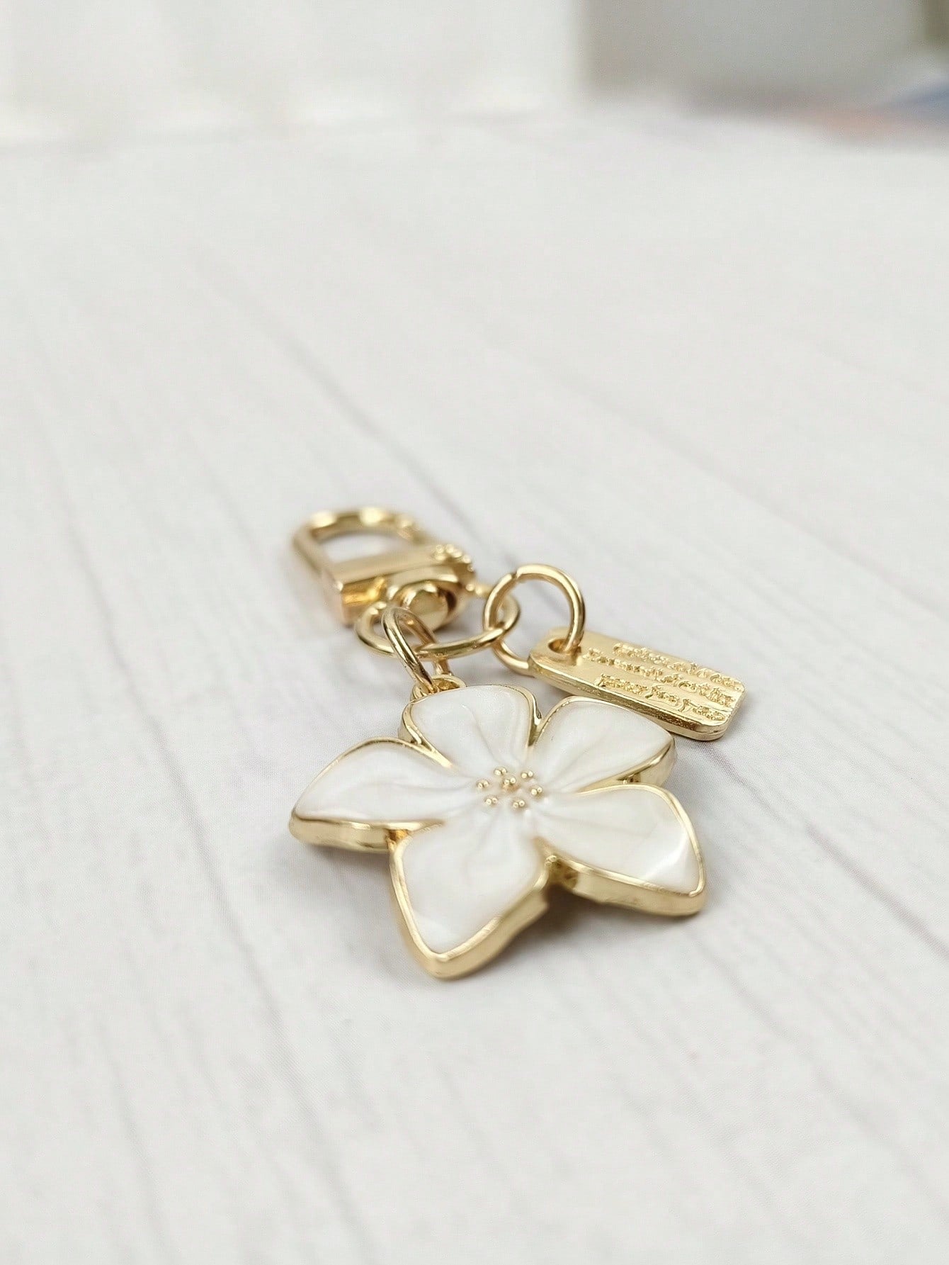 HAILIAN 1pc Metal Sakura Flower Keychain, Lightweight And Graceful Sakura Design With Tag Accessory, Suitable For Bag, Car Keys, Couple & Holiday Gifts
