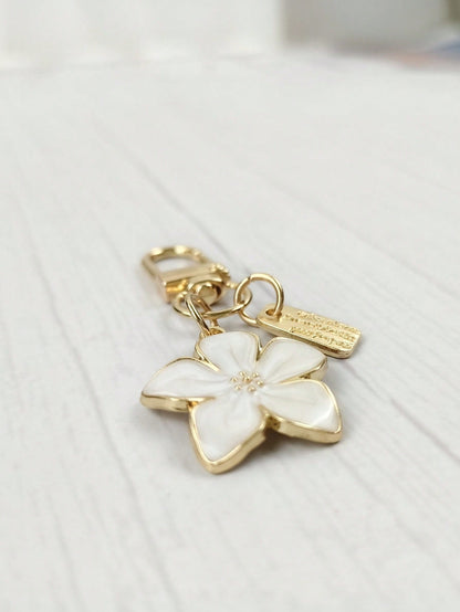 HAILIAN 1pc Metal Sakura Flower Keychain, Lightweight And Graceful Sakura Design With Tag Accessory, Suitable For Bag, Car Keys, Couple & Holiday Gifts