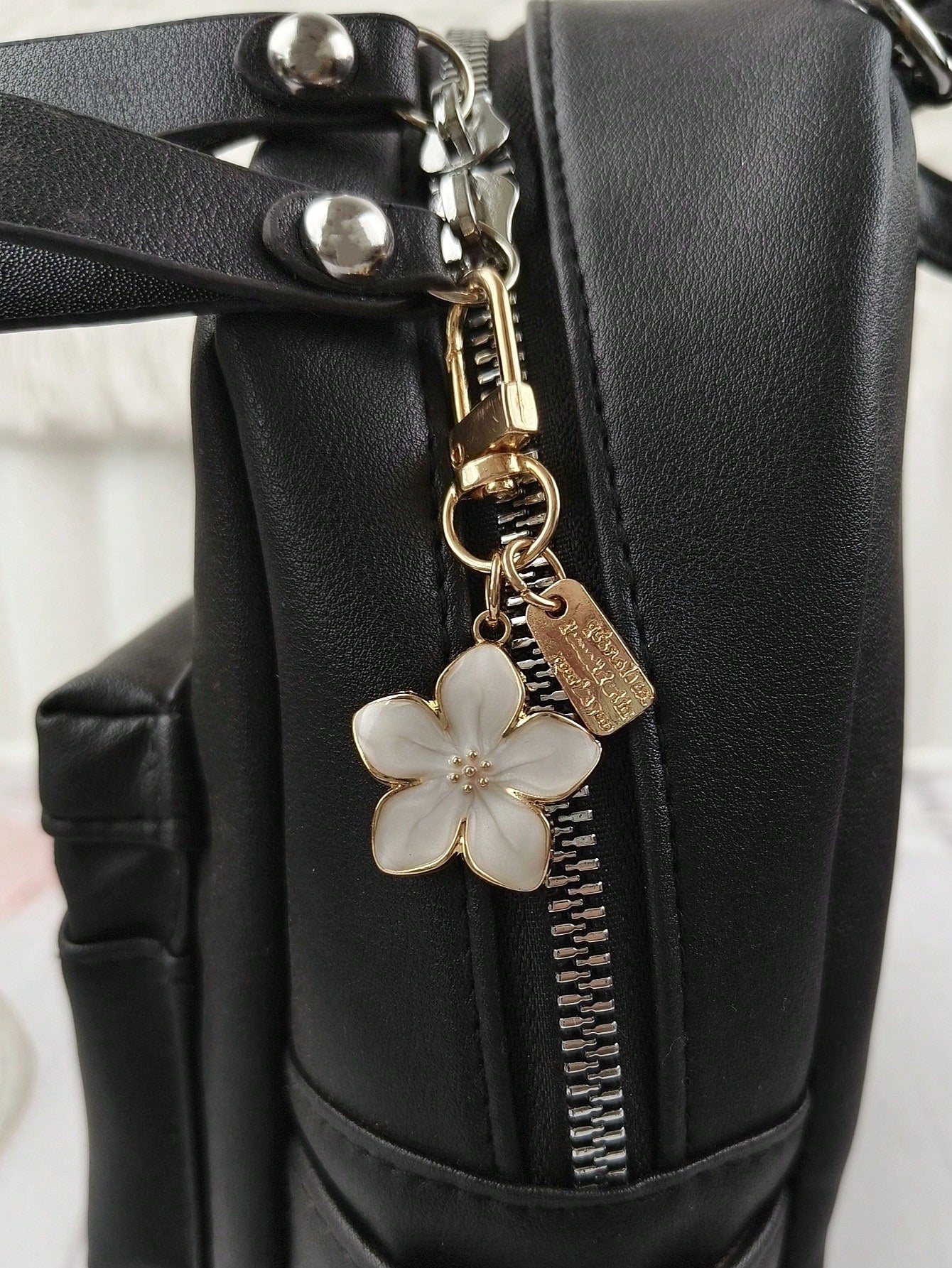 HAILIAN 1pc Metal Sakura Flower Keychain, Lightweight And Graceful Sakura Design With Tag Accessory, Suitable For Bag, Car Keys, Couple & Holiday Gifts
