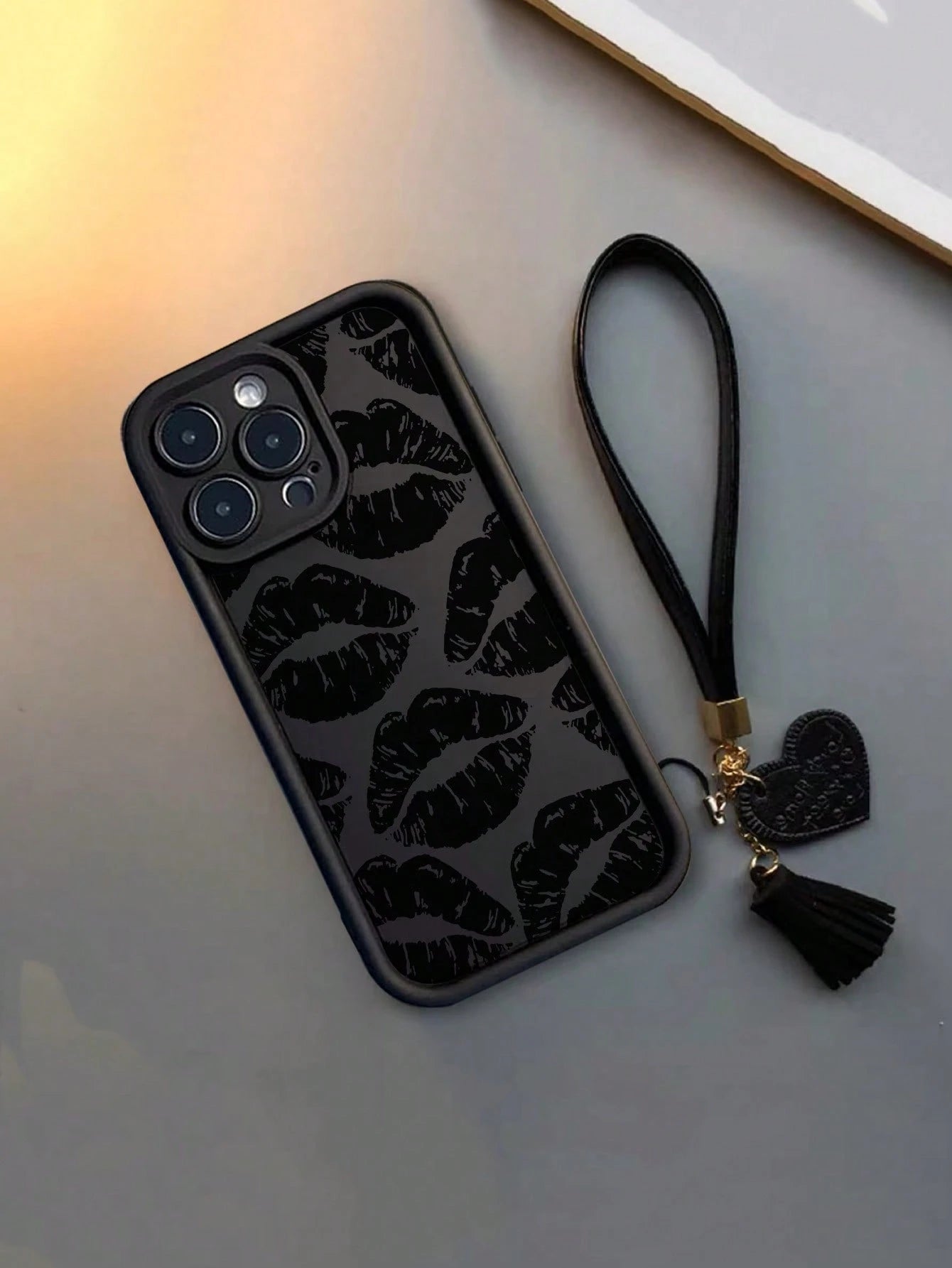 Leather Lip Pattern Fashion Lanyard 1pc Lip Print Thickened Anti-Fall Textured Phone Case With Detachable Leather Heart-Shaped Wrist Strap DIY Pendant Charm, Compatible With Iphone/Compatible With Red