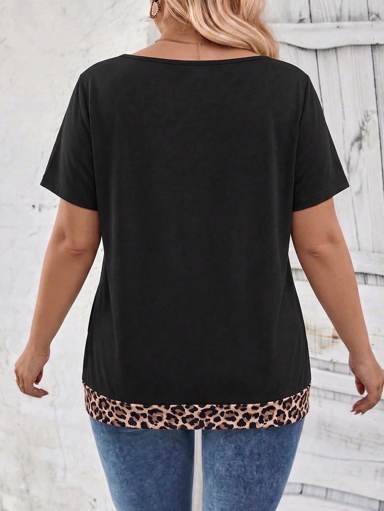 LUNE Plus Size V-Neck Leopard Print Patchwork Black Fabric Casual T-Shirt With Side Ruched Button Design
