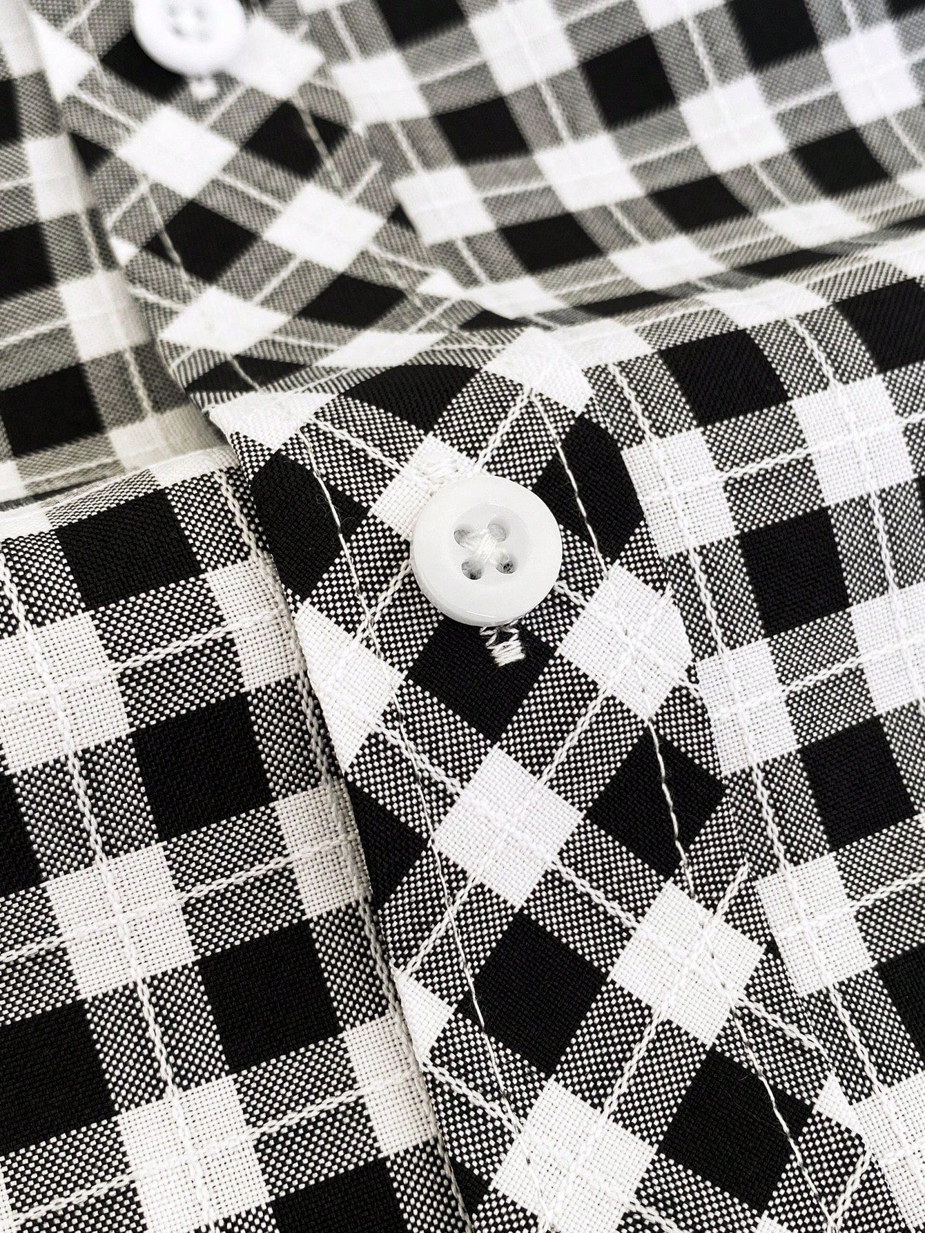 Manfinity Homme Manfinity Men's Black And White Checkered Shirtperfect For Casual Vacations.