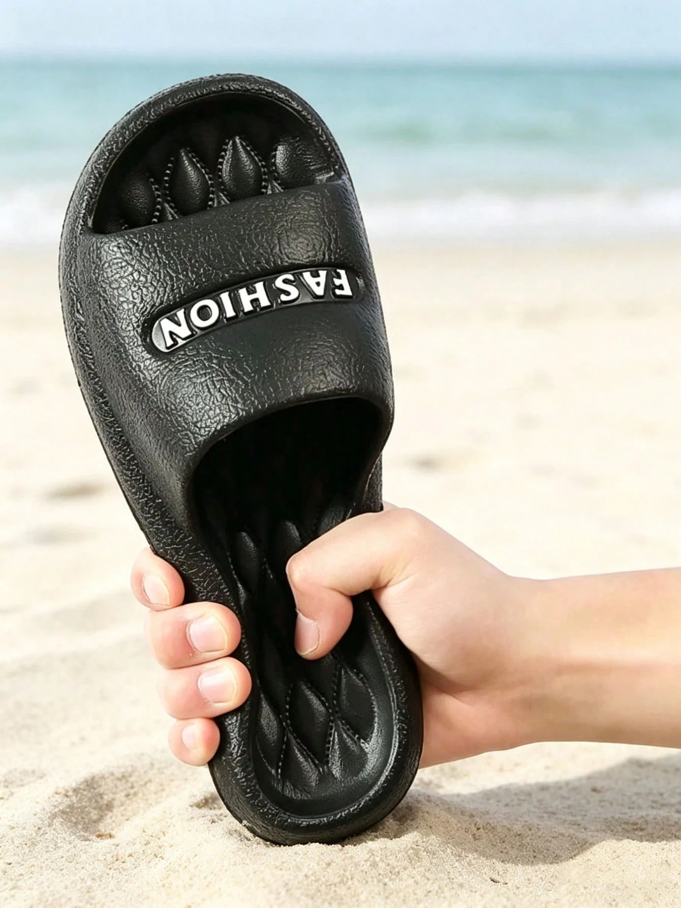 Men's Embossed Fashion Letter Lightweight Open Toe Slide Sandals, Single Upper Embossed White FASHION Letter Design, Soft Lightweight Waterproof EVA Material, Rhombus Pattern Non-Slip Thickened Cushio
