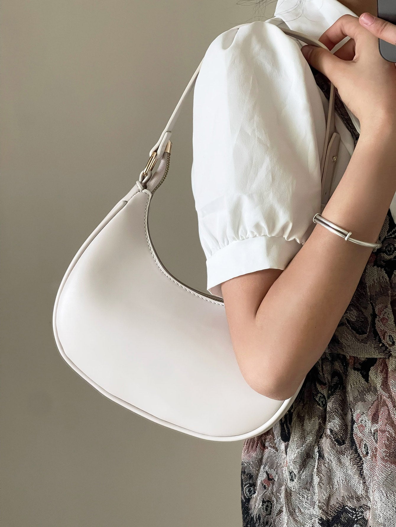 New Fashionable And Classic Lunar White Shoulder Bag With Detachable Straps, Suitable For Casual And Daily Outings