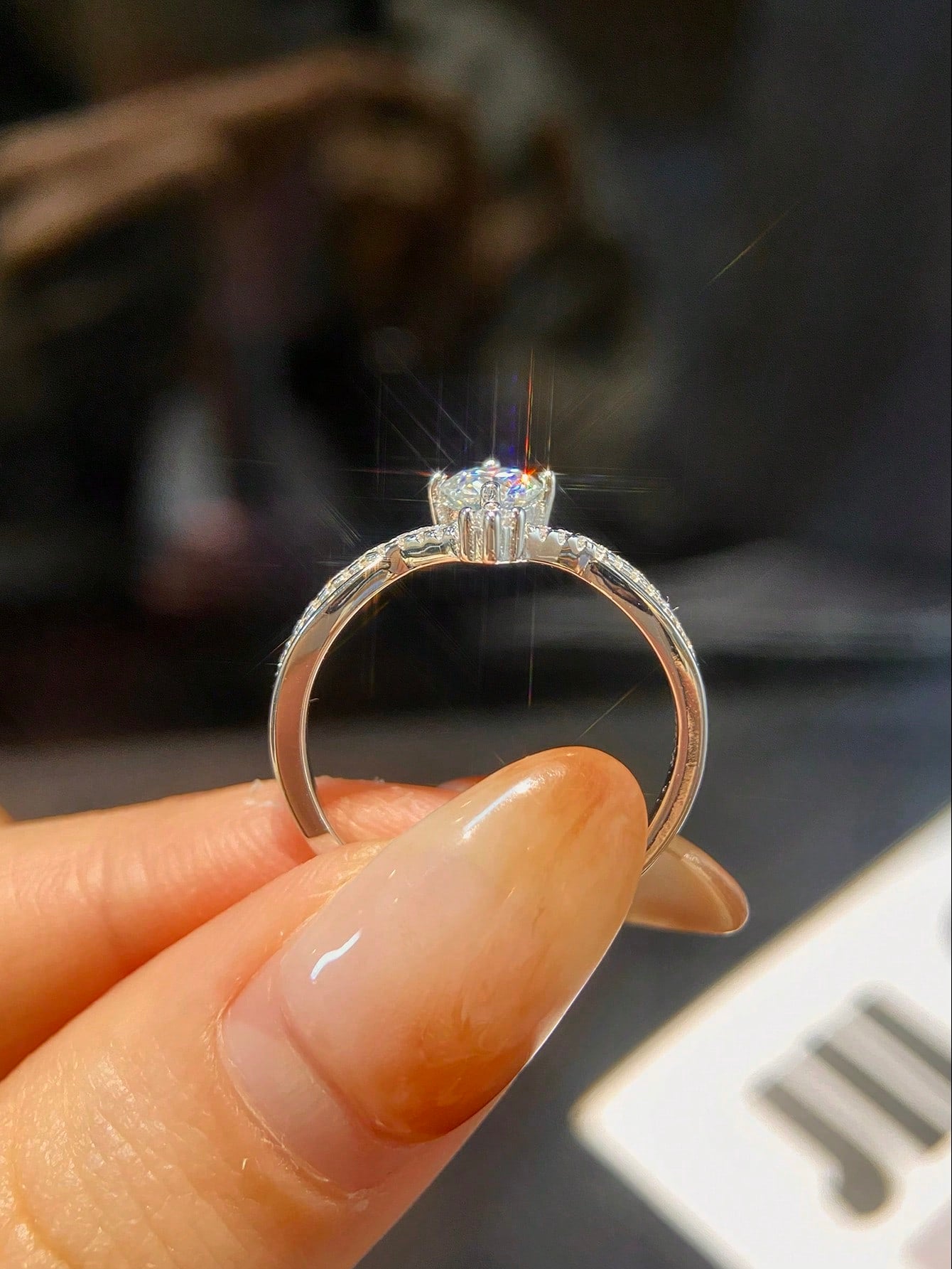 Newsoul 1pc Fashion Original 1CT Sparkling Moissanite Round Women's Wedding Promise Ring 925 Sterling Silver Engagement Eternity Ring