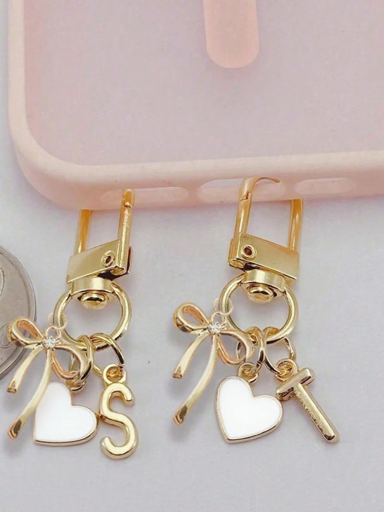 Personalized Heart-Shaped Pendant With 3D Bowknot, A-Z Initial, And Gift Message, Heart-Shaped Keychain, Customized Bag Pendant, Bag Hook, Unique Phone Accessory Pendant, Bag Decoration, Minimalist Bo