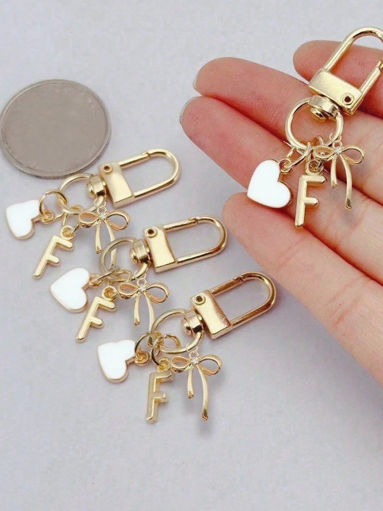 Personalized Heart-Shaped Pendant With 3D Bowknot, A-Z Initial, And Gift Message, Heart-Shaped Keychain, Customized Bag Pendant, Bag Hook, Unique Phone Accessory Pendant, Bag Decoration, Minimalist Bo