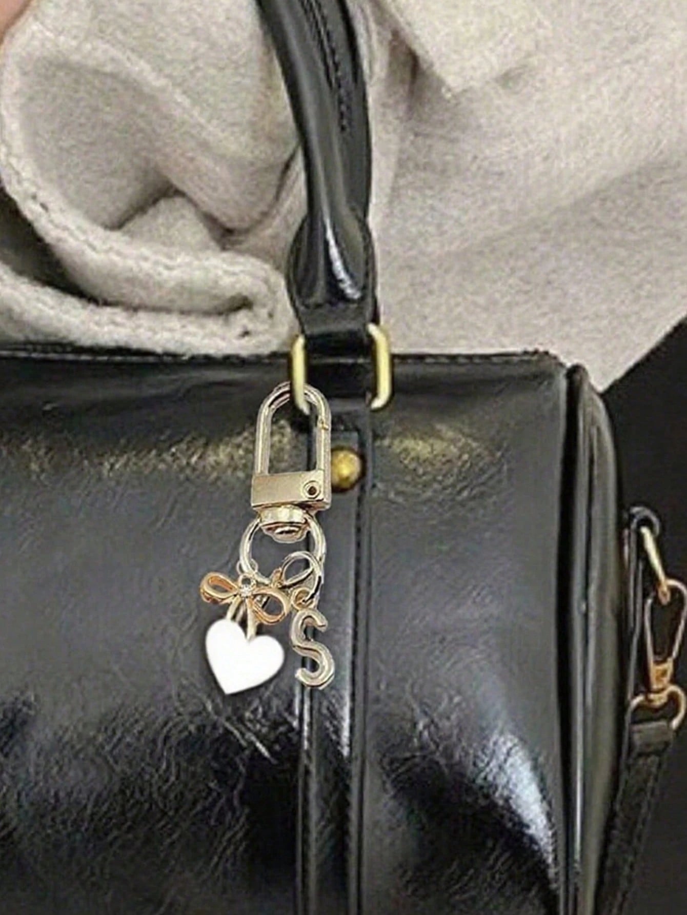 Personalized Heart-Shaped Pendant With 3D Bowknot, A-Z Initial, And Gift Message, Heart-Shaped Keychain, Customized Bag Pendant, Bag Hook, Unique Phone Accessory Pendant, Bag Decoration, Minimalist Bo