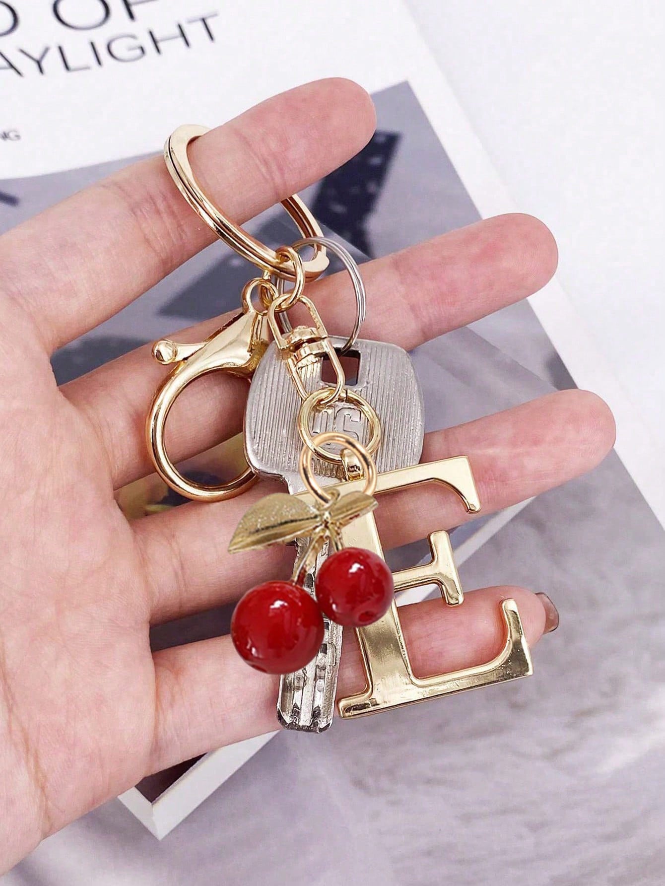 Premium Elegant Gold Letter Keychain, A-Z 3D Letter Pendant, Cherry Ornament, Fashionable Alloy Keychain, Bag/Backpack Hanging Decoration, Car Key Chain, Perfect Daily Accessory For Women, Couples Gif
