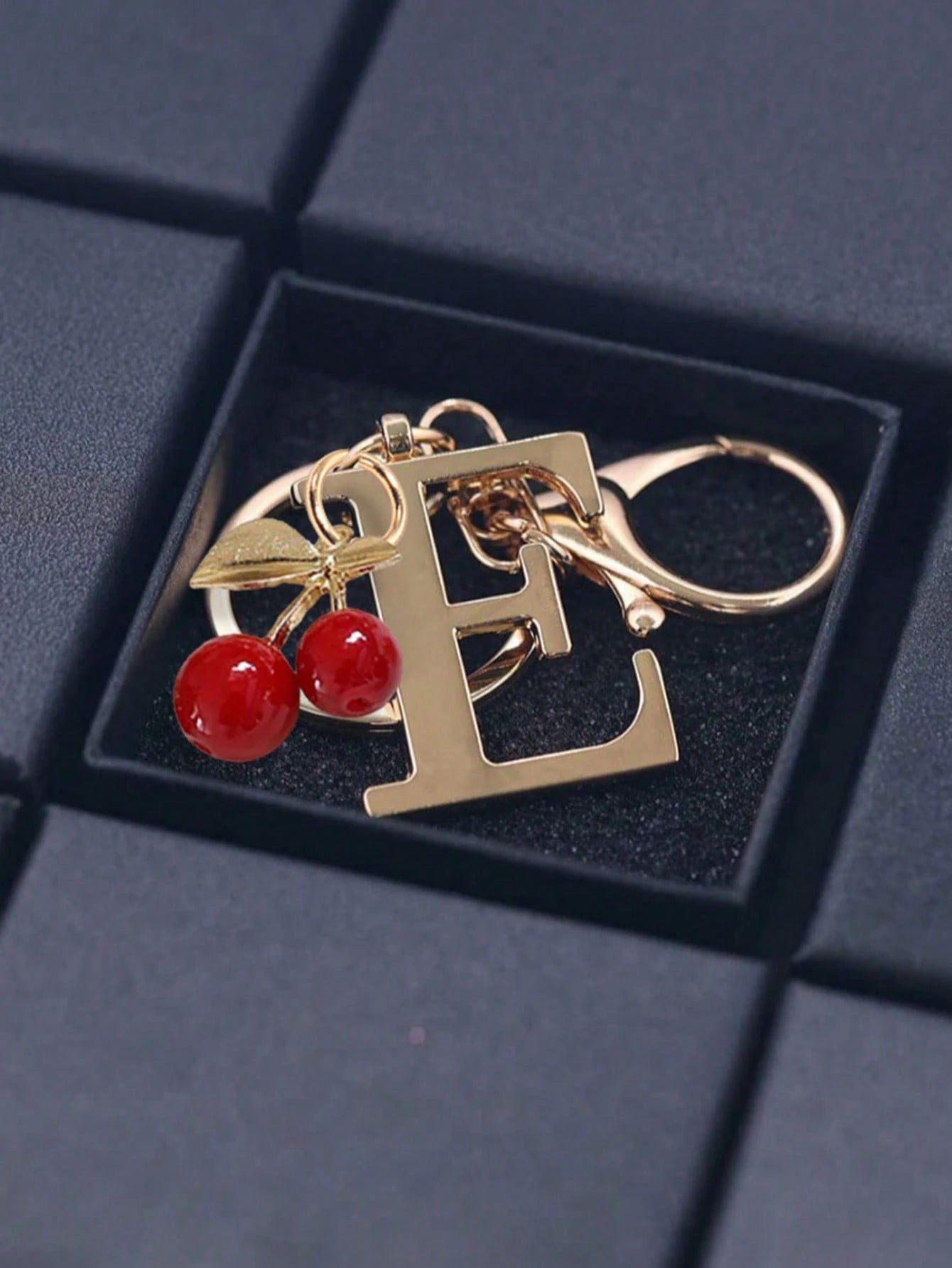 Premium Elegant Gold Letter Keychain, A-Z 3D Letter Pendant, Cherry Ornament, Fashionable Alloy Keychain, Bag/Backpack Hanging Decoration, Car Key Chain, Perfect Daily Accessory For Women, Couples Gif
