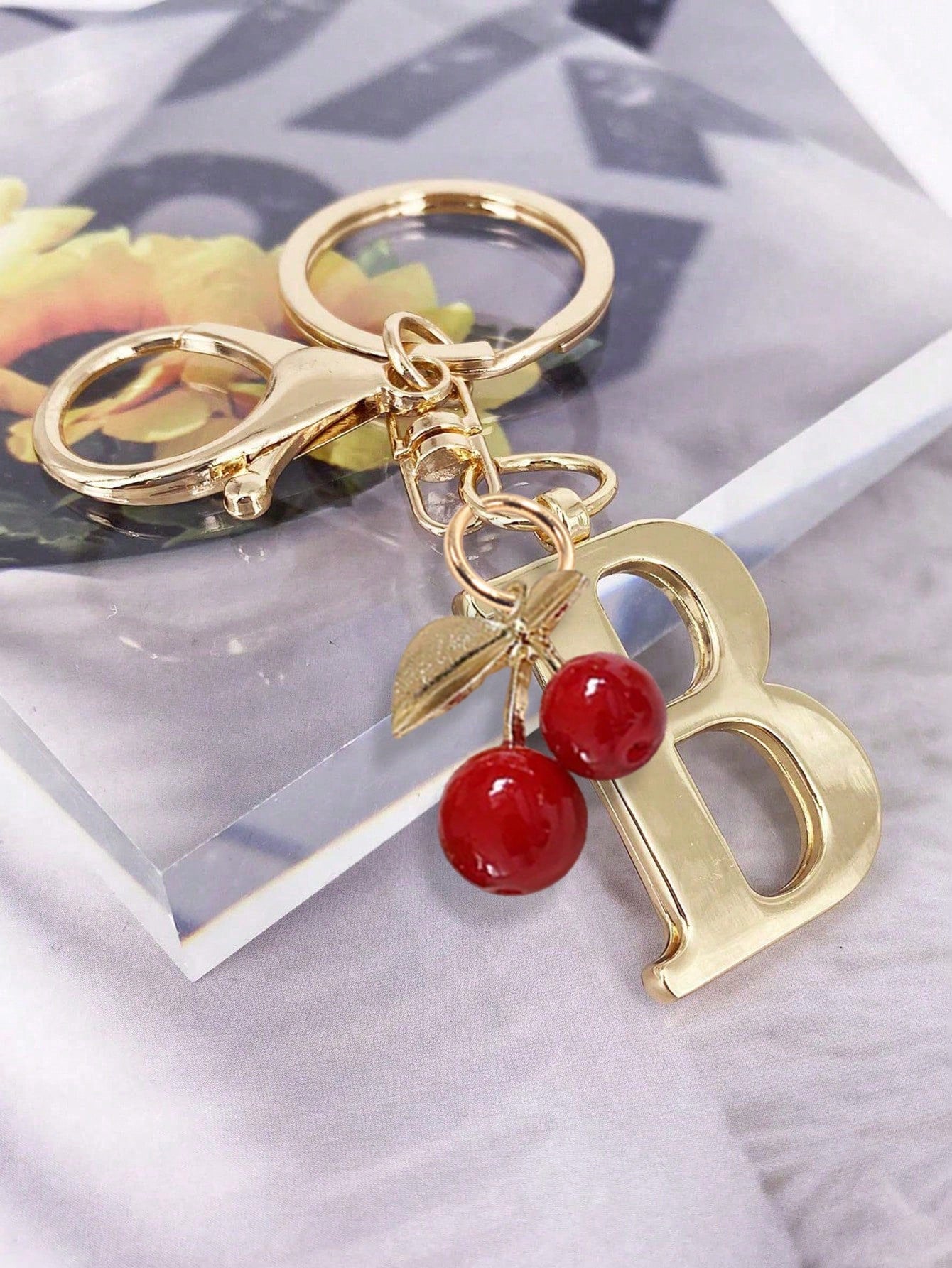 Premium Elegant Gold Letter Keychain, A-Z 3D Letter Pendant, Cherry Ornament, Fashionable Alloy Keychain, Bag/Backpack Hanging Decoration, Car Key Chain, Perfect Daily Accessory For Women, Couples Gif